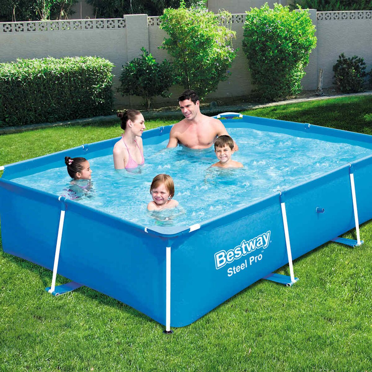 Eine fünfköpfige Familie in einem blauen rechteckigen Schwimmbecken auf Rasen.