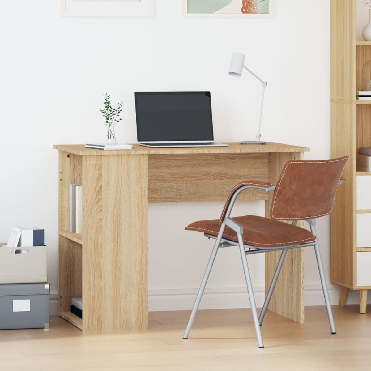 Ein hellfarbener Schreibtisch mit Laptop, Lampe und einem Stuhl in einem Raum.
