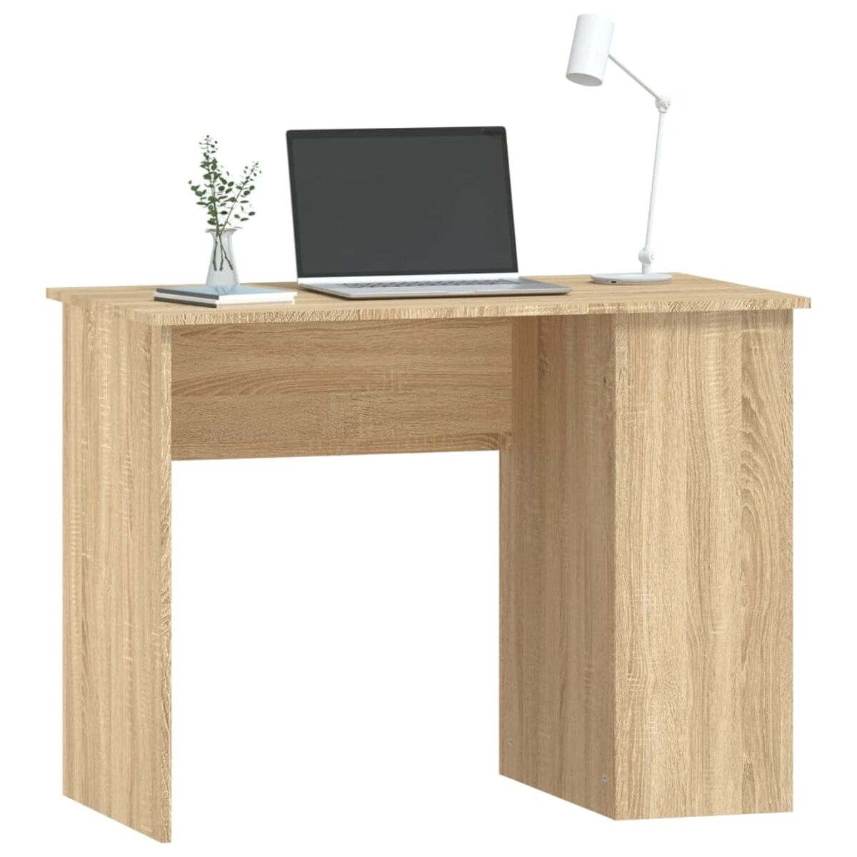 Ein hellbrauner Holzschreibtisch mit Laptop, kleiner Pflanze und Schreibtischlampe.