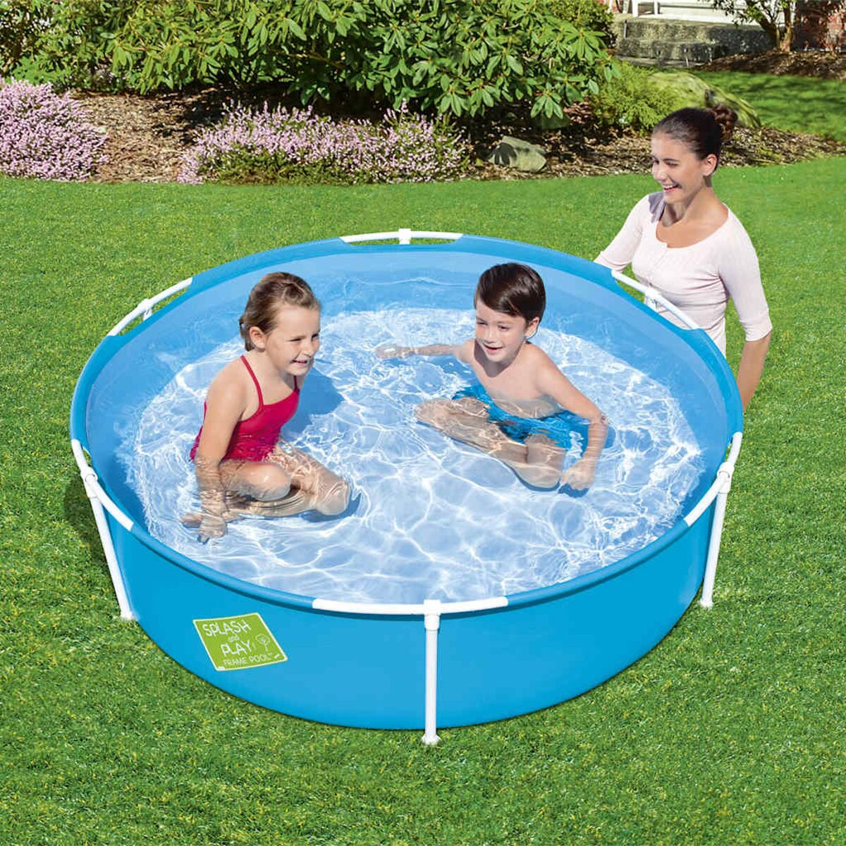 Zwei Kinder und eine Frau in einem blauen Pool. Der Pool hat einen blauen Rand.