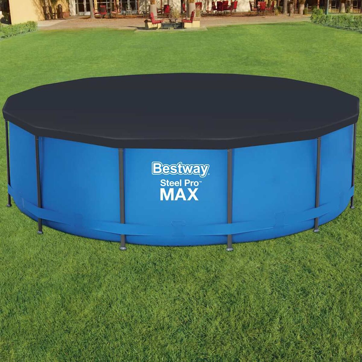 Ein blauer, runder Pool über dem Boden mit einer schwarzen Abdeckung, der auf Gras steht.