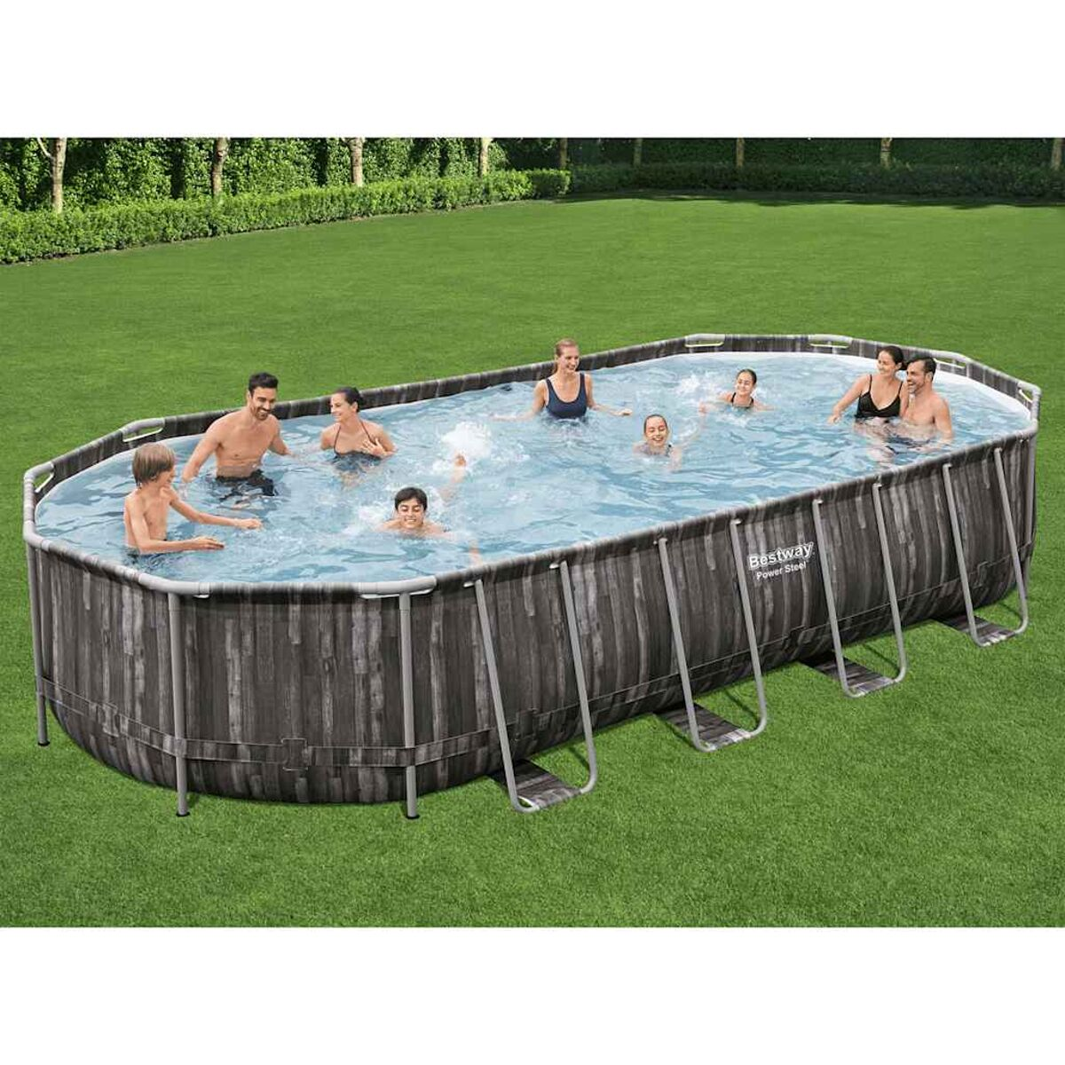 Ovaler Aufstellpool mit schwimmenden Personen. Grünes Gras umgibt den Pool.