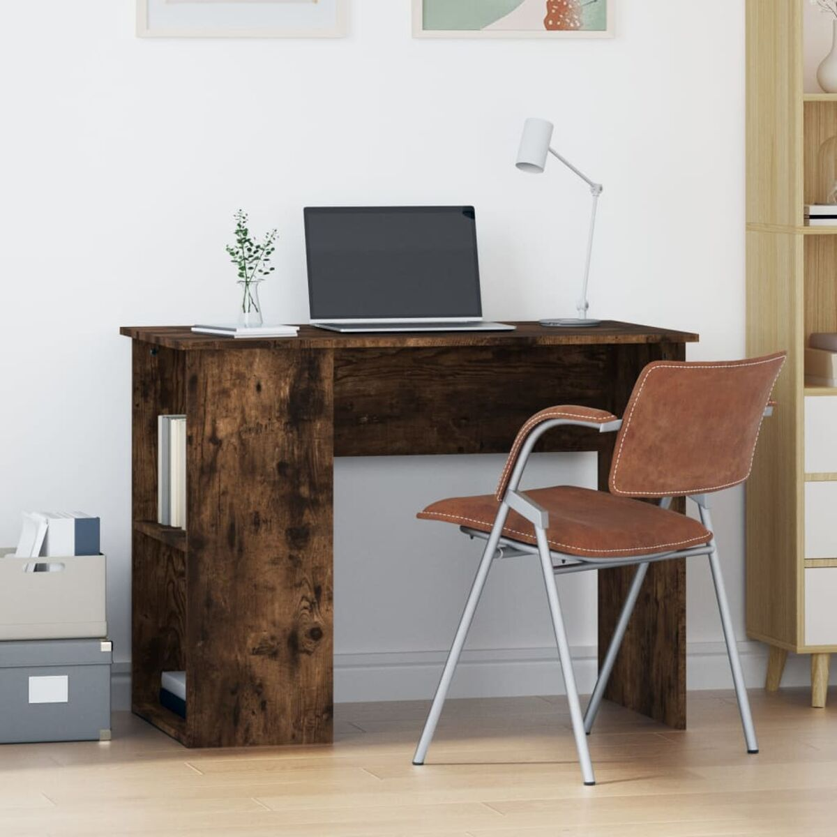 Holzschreibtisch mit Laptop, Stuhl, Lampe und Büchern. Weißer Wandhintergrund.