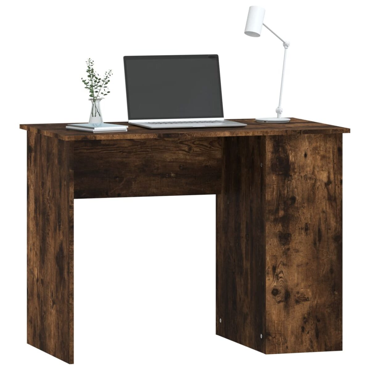 Brauner Holzschreibtisch mit Laptop, kleiner Pflanze und Lampe. Dunkle Holzmaserung. Weißer Hintergrund.