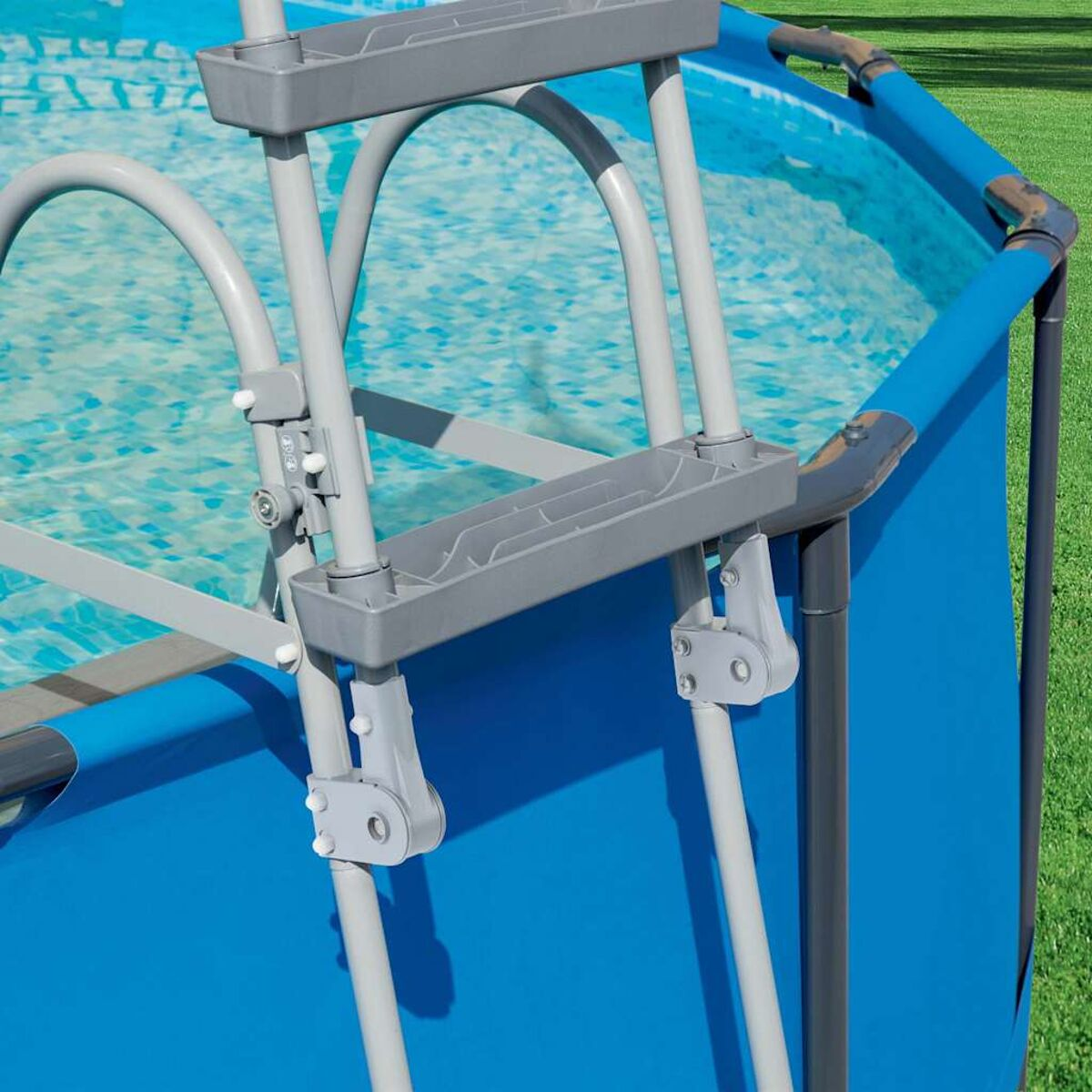 Poolleiter in einem blauwandigen Pool aufgebaut. Die Stufen sind grau, das Poolwasser ist blau.