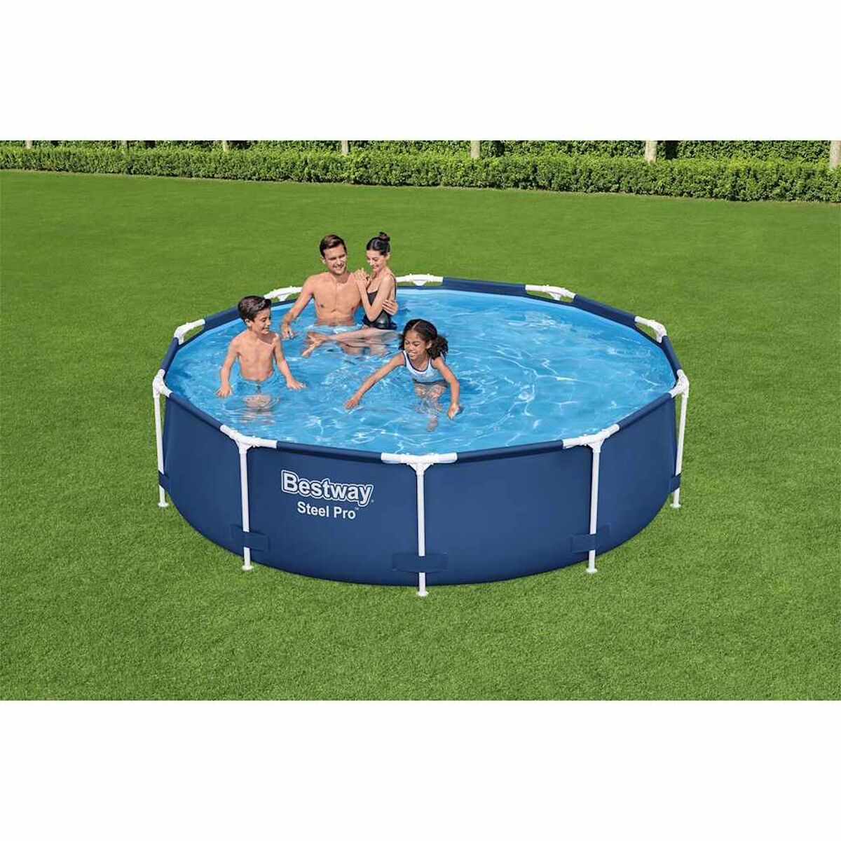 Familie in blauem Pool. Grünes Gras umgibt Pool. Weißer Rahmen. Bestway-Logo an der Seite.