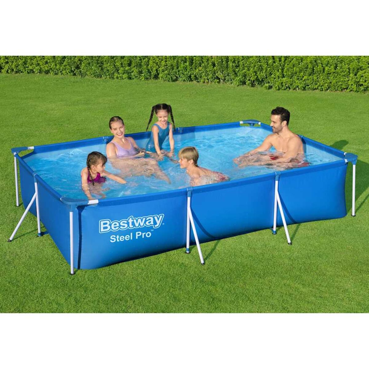 Familie in blauem Pool. Grünes Gras und Büsche im Hintergrund. Bestway-Poolmarke ist sichtbar.