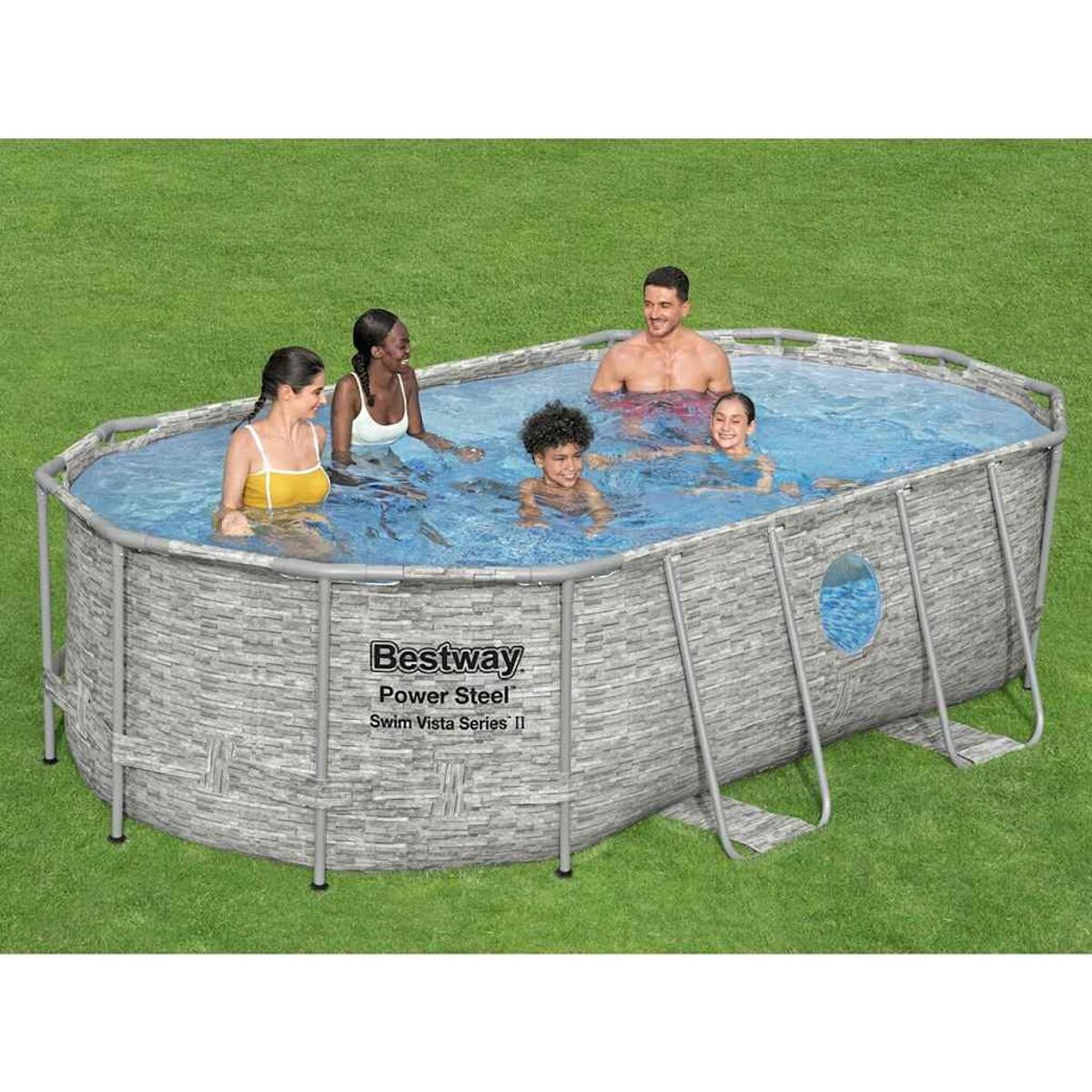 Menschen in einem Pool. Der Pool ist von grünem Gras umgeben. Bestway steht auf dem Pool.