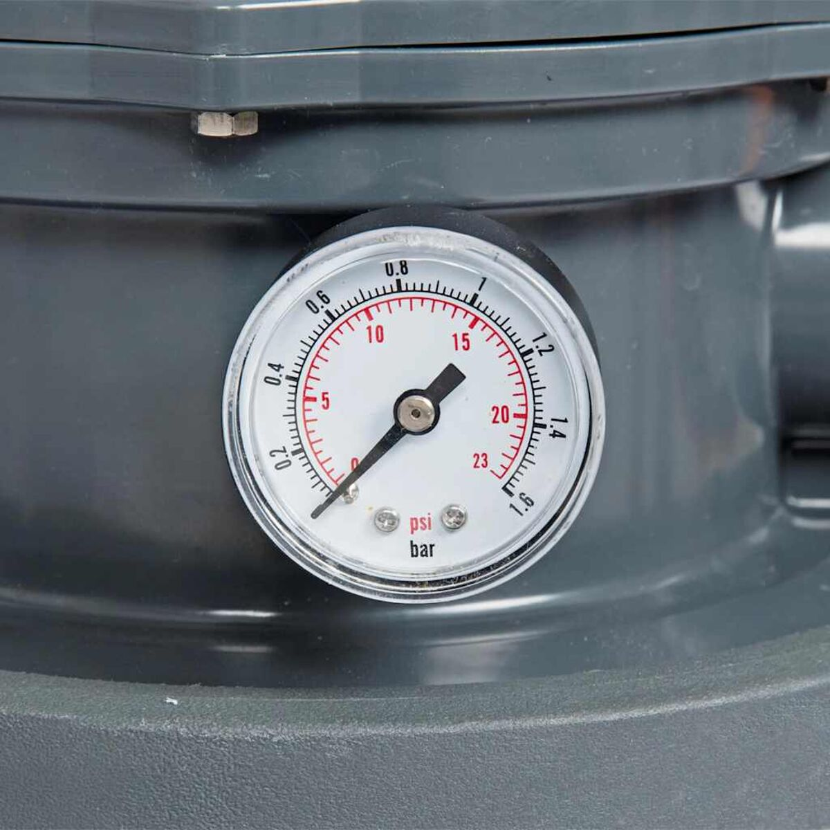 Nahaufnahme eines Manometers mit psi- und bar-Markierungen, Anzeige etwa 7 psi.