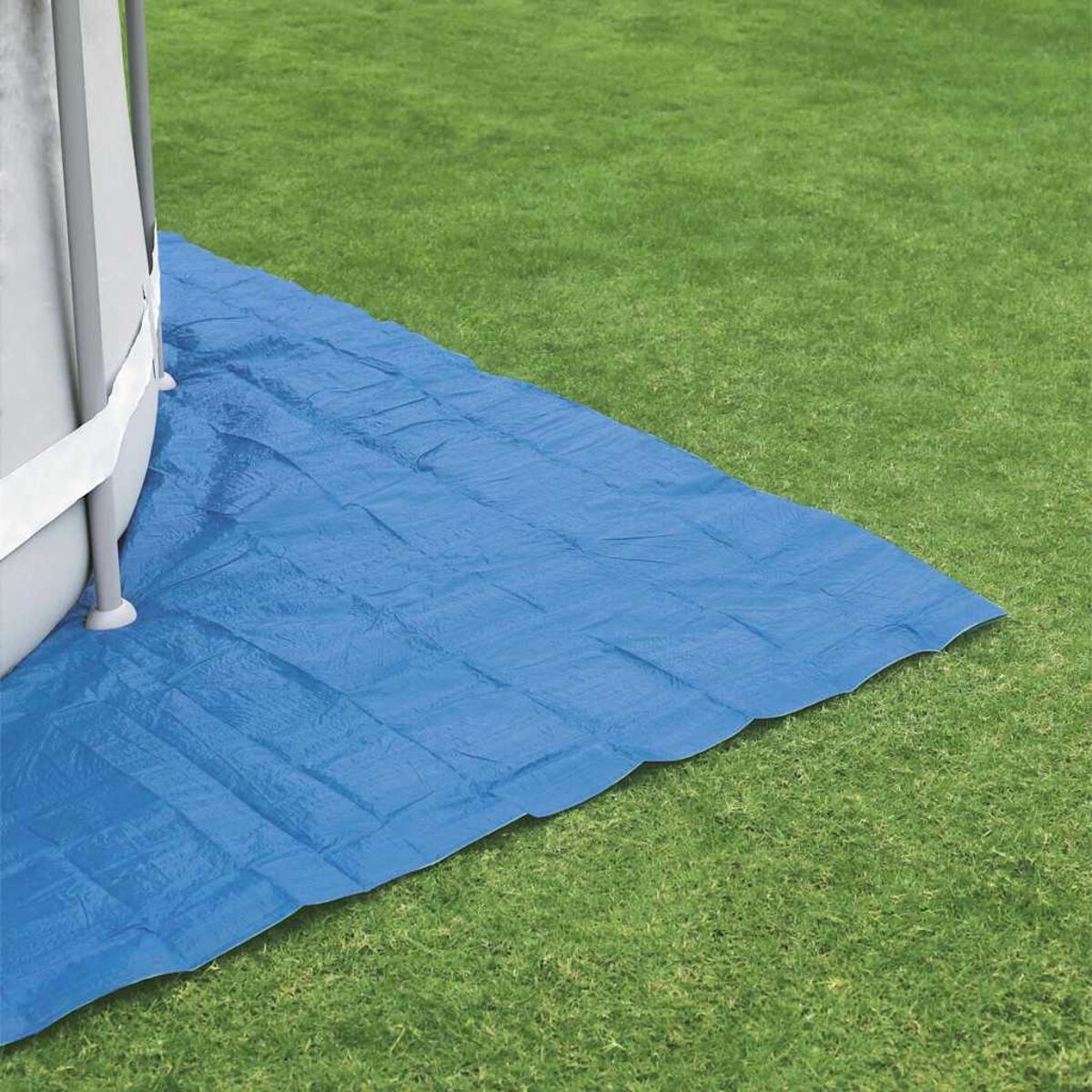 Blaue Plane auf grünem Gras neben dem Rand eines Pools, ein Poolbein ist sichtbar.