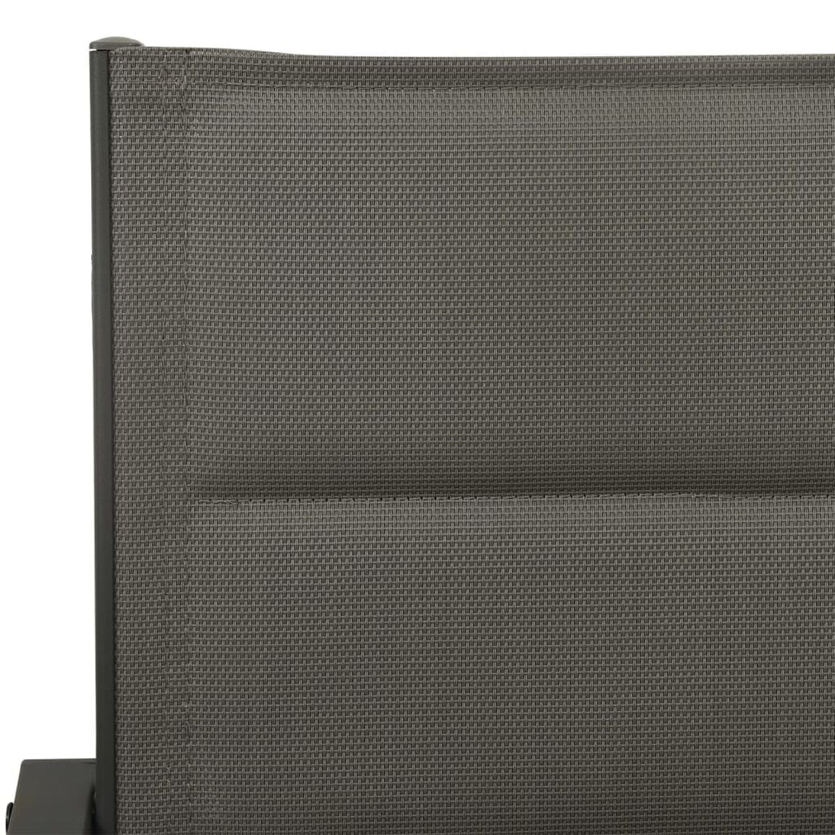 Nahaufnahme eines grauen Outdoor-Möbelstoffs mit strukturierter Oberfläche, die Details des Materials zeigt.