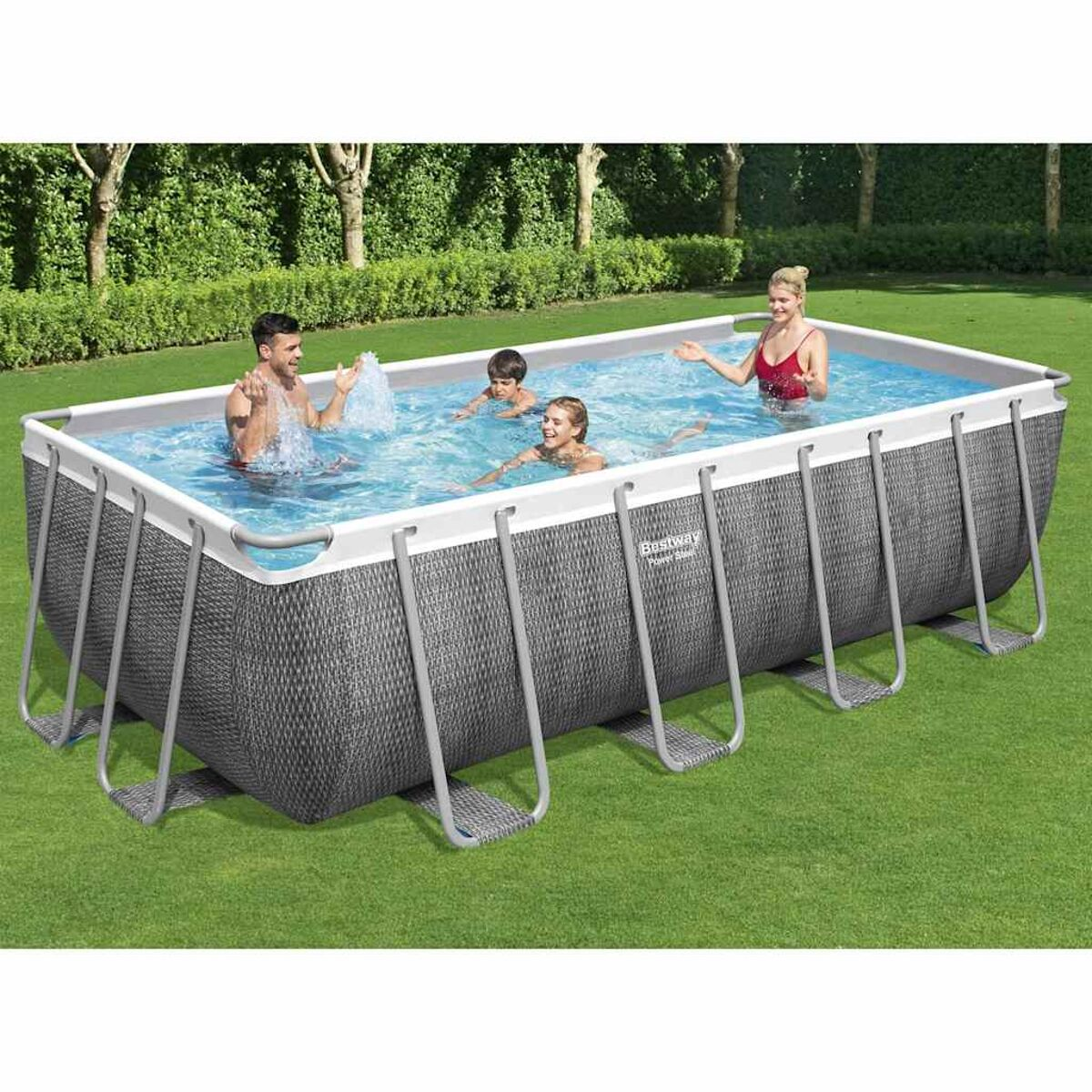 Rechteckiger oberirdischer Pool. Menschen schwimmen. Grünes Gras und Bäume im Hintergrund.