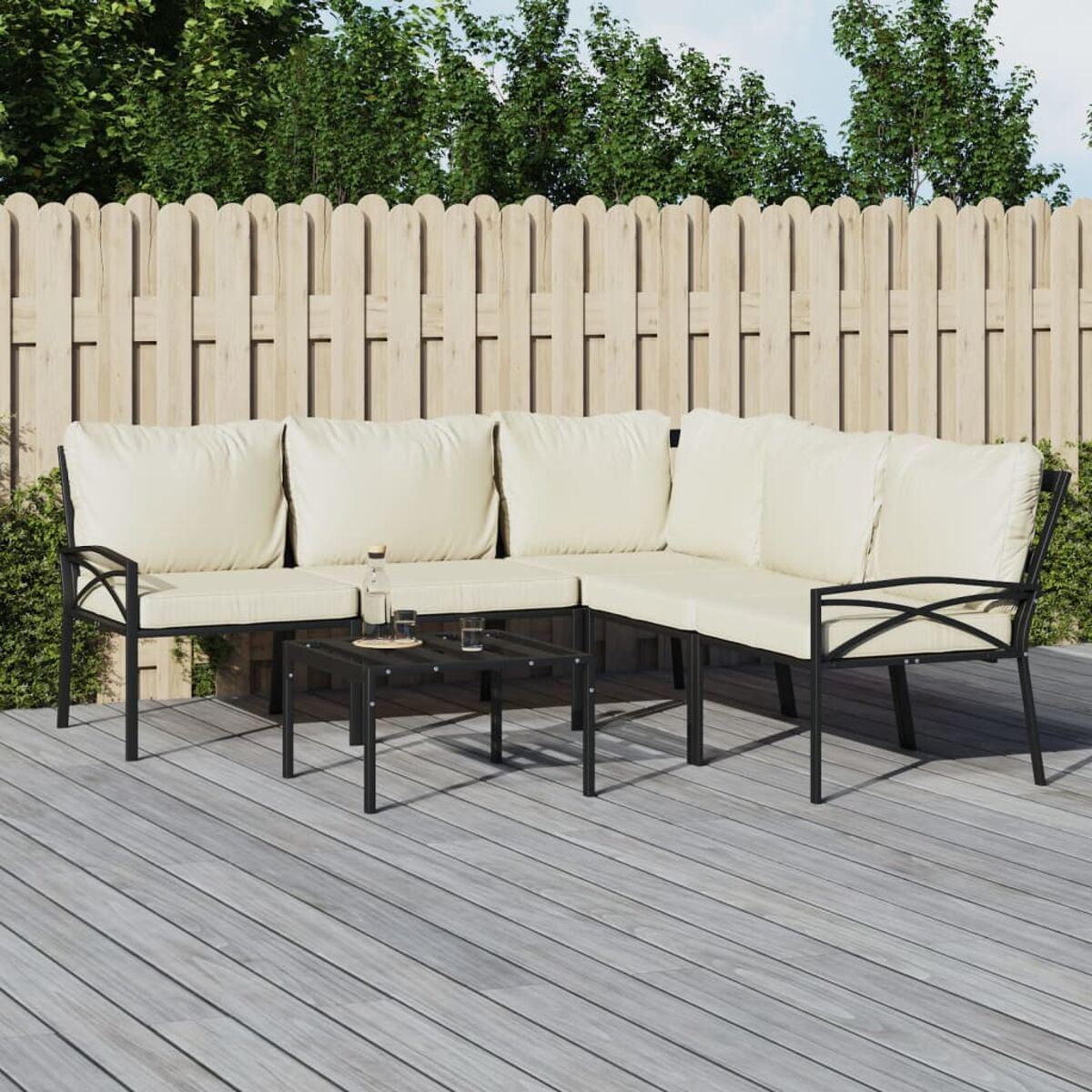 Garten-Ecksofa mit cremefarbenen Kissen und schwarzem Rahmen, auf Holzterrasse.