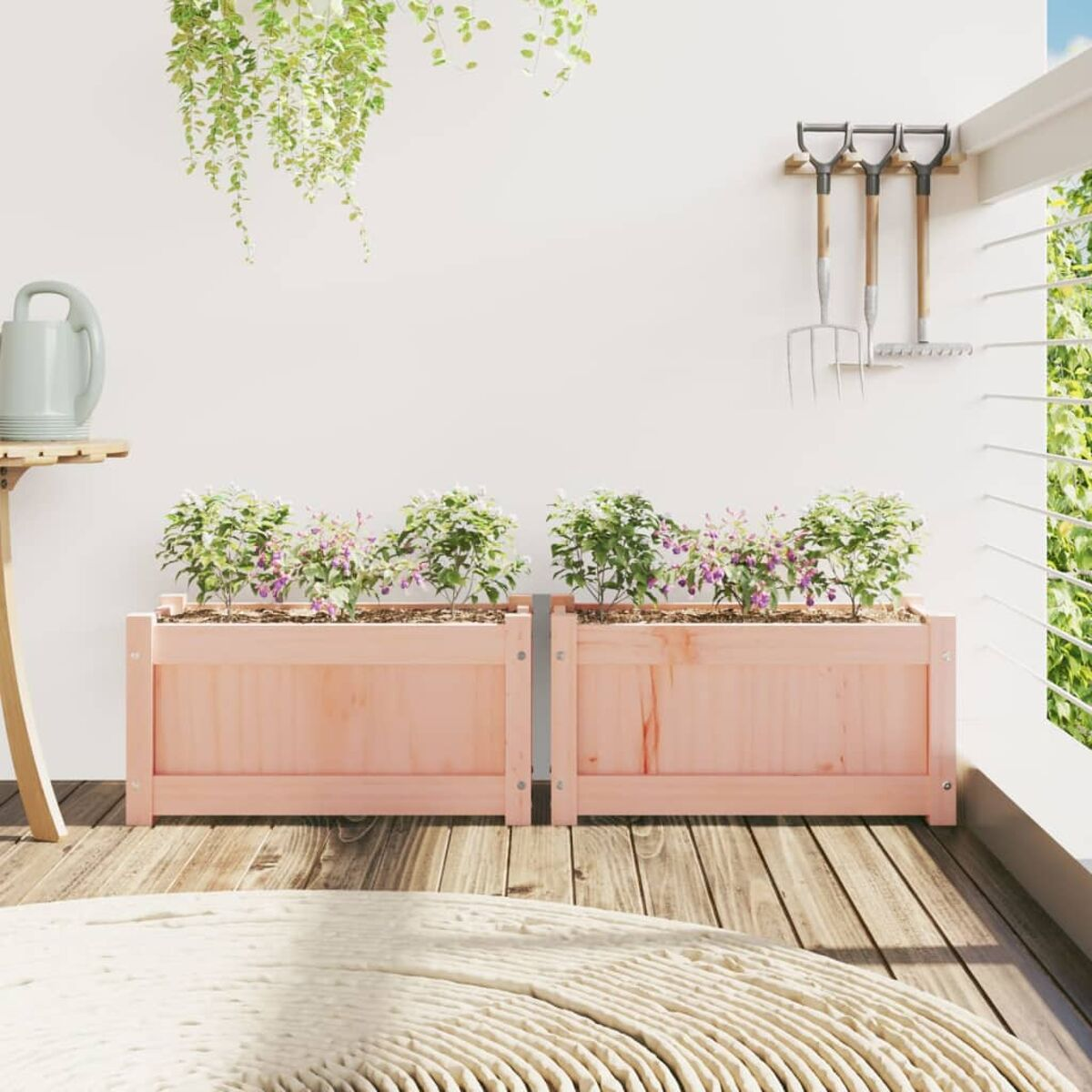 Zwei Holzpflanzkästen mit Pflanzen auf einem Deck. Eine weiße Wand und einige Werkzeuge sind im Hintergrund.