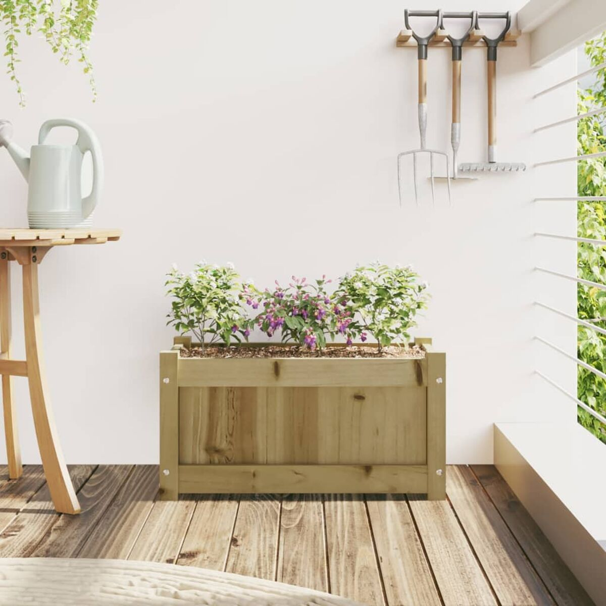 Hölzerner Pflanzkasten mit Pflanzen auf einem Holzdeck. Eine Gießkanne und Werkzeuge hängen an der Wand.