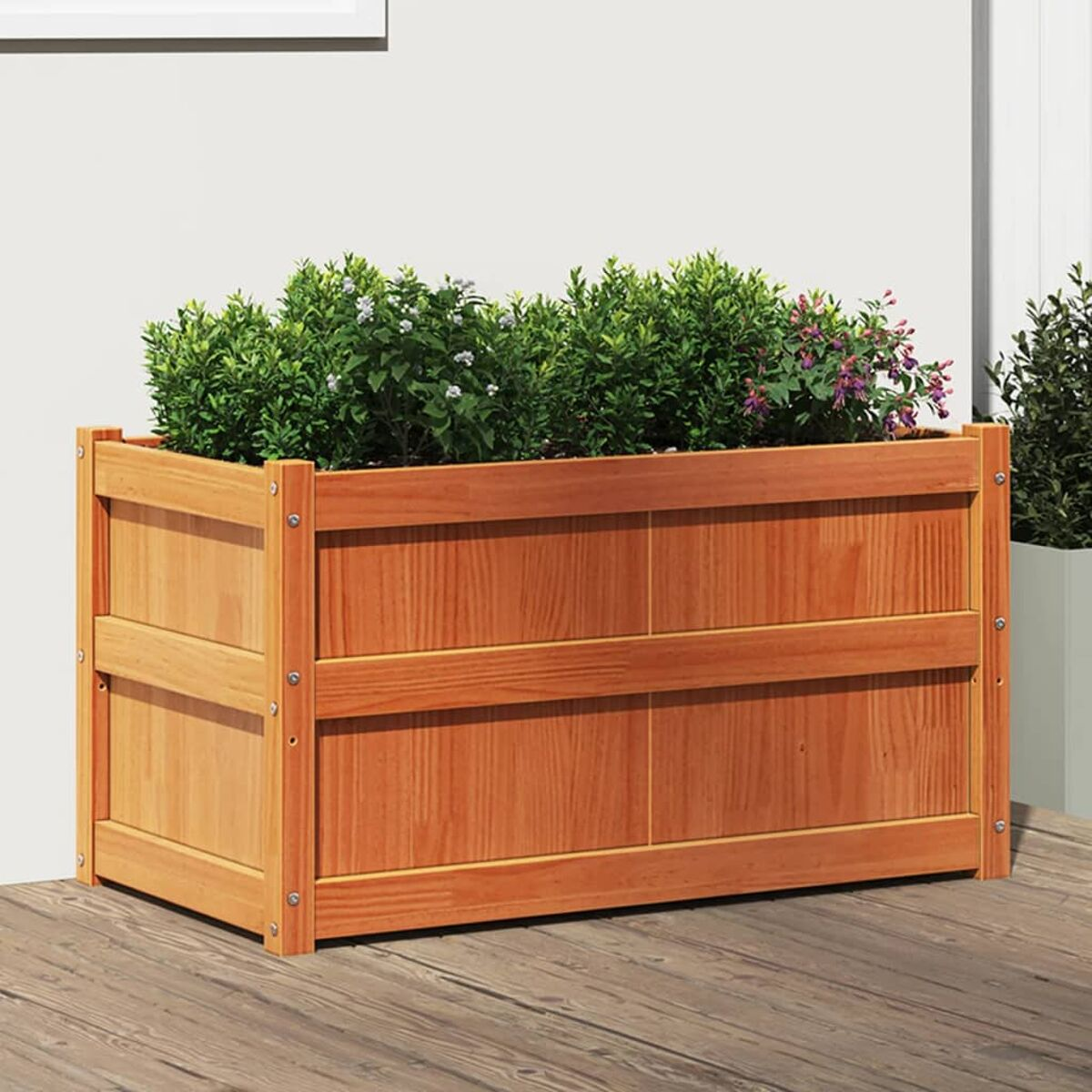 Holzblumenspiel mit grünen Pflanzen und lila Blumen auf einem Deck.