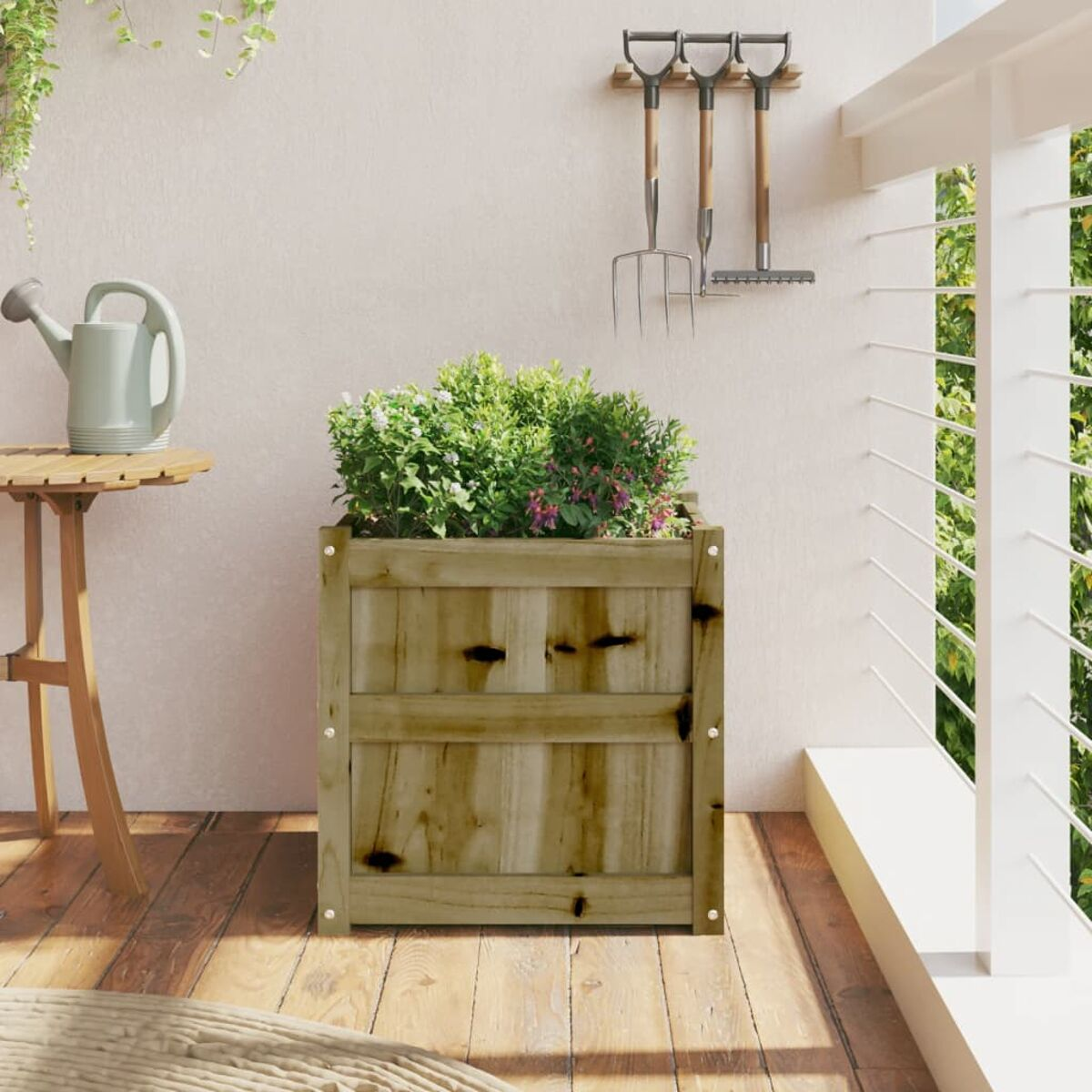 Pflanzkasten aus Holz mit Pflanzen. Holzterrasse, Werkzeuge an der Wand und ein weißes Geländer im Hintergrund.