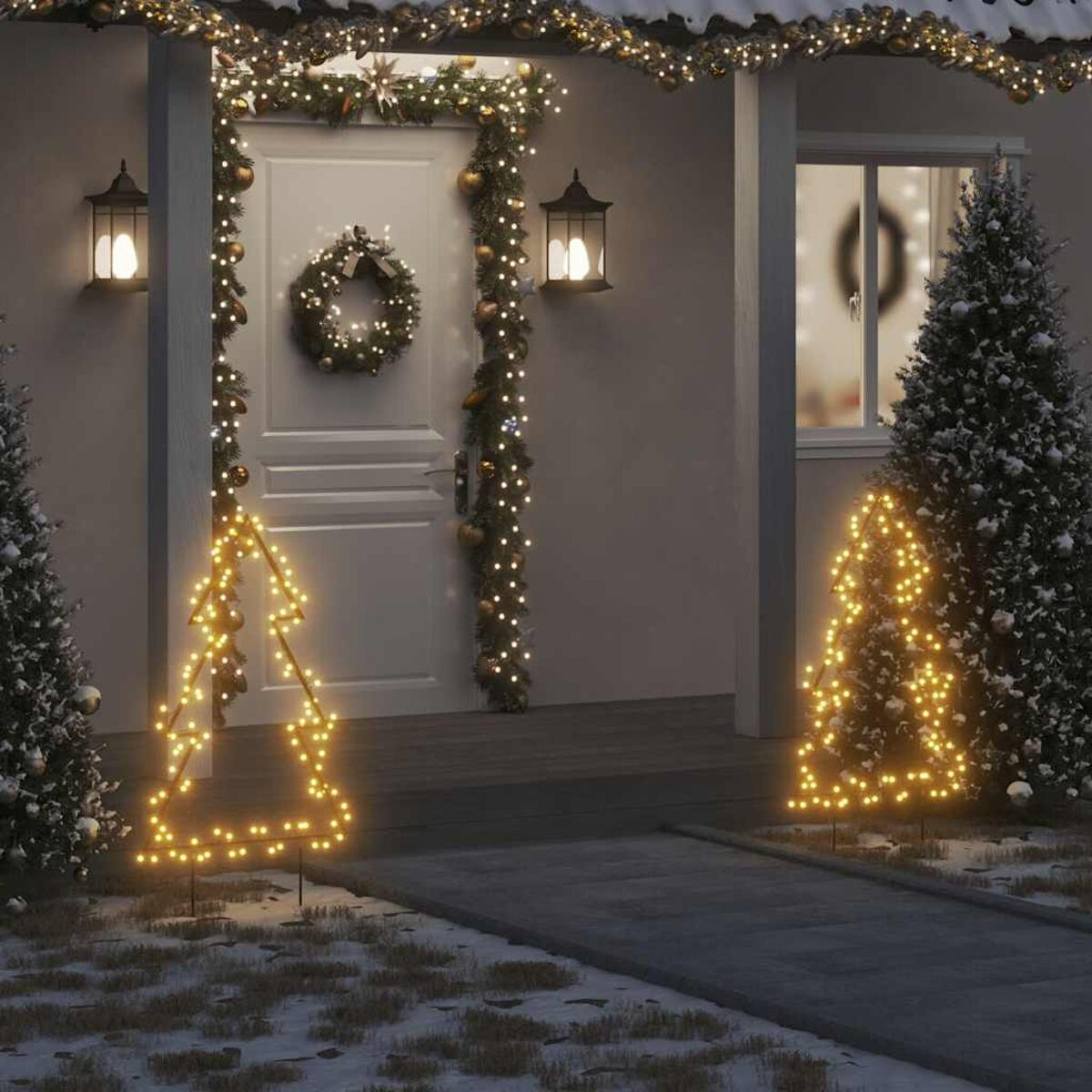 Ein Hauseingang ist mit Weihnachtsbeleuchtung und Dekorationen geschmückt, einschließlich beleuchteter Bäume.