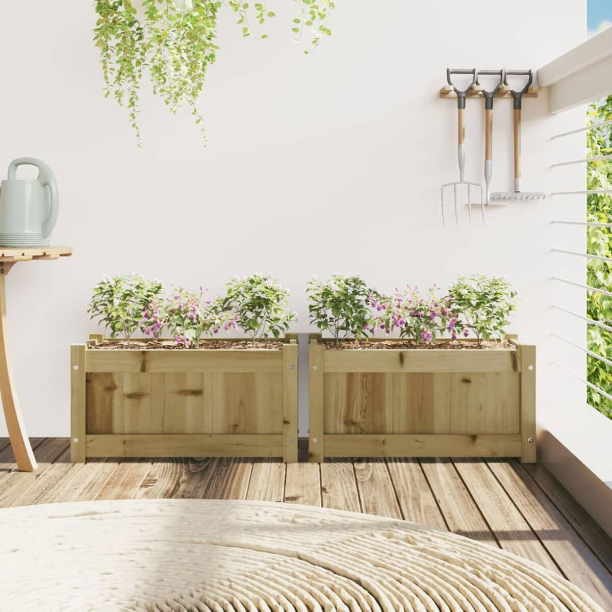 Zwei Holzpflanzkästen mit Pflanzen auf Holzterrasse. Gießkanne und Werkzeuge sichtbar.