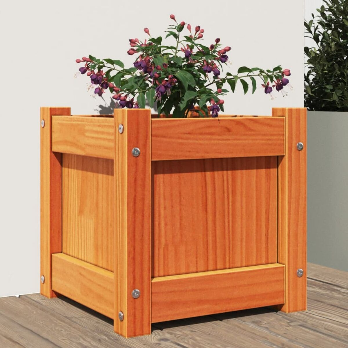 Ein hölzerner Pflanzkasten gefüllt mit einer Pflanze mit lila und rosa Blüten.