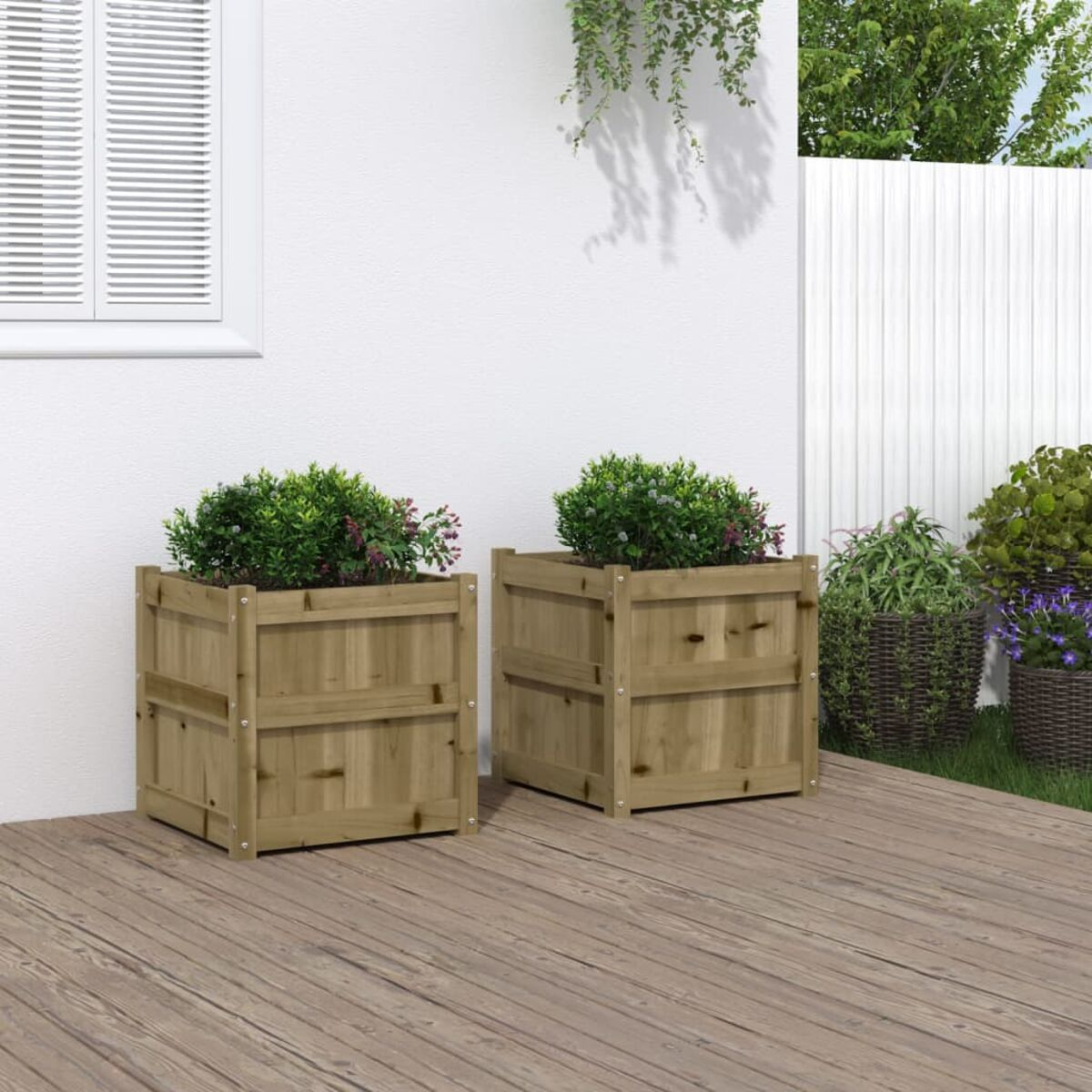 Zwei quadratische Holzpflanzgefäße mit Pflanzen auf einem Holzdeck, weißer Wandhintergrund.