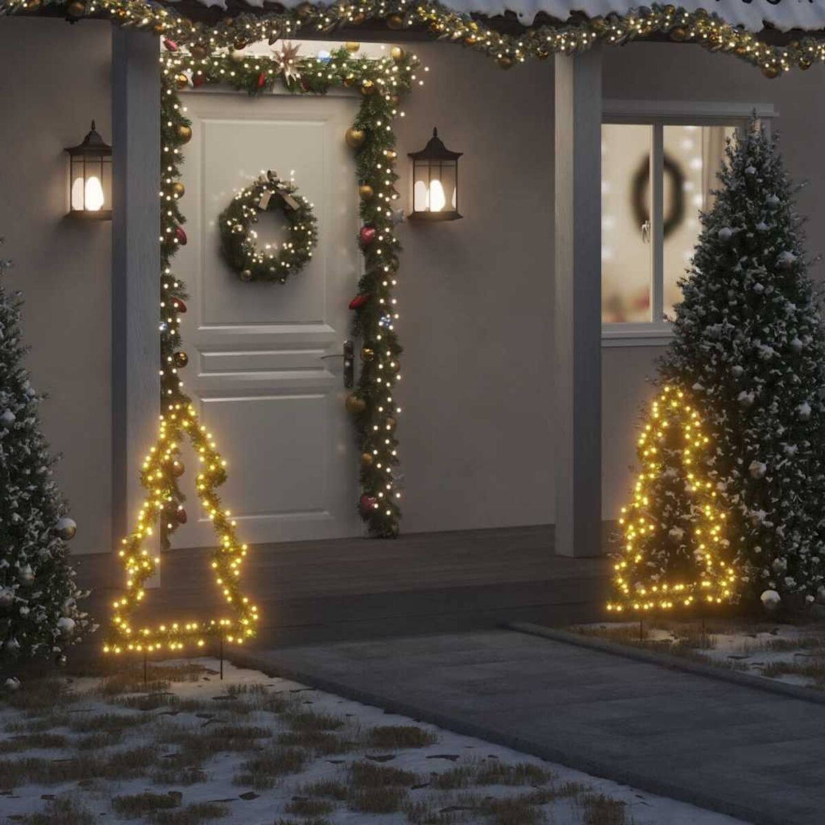 Festliche Weihnachtsszene mit beleuchteten baumförmigen Lichtern, Girlande und einem Kranz an einer weißen Tür.