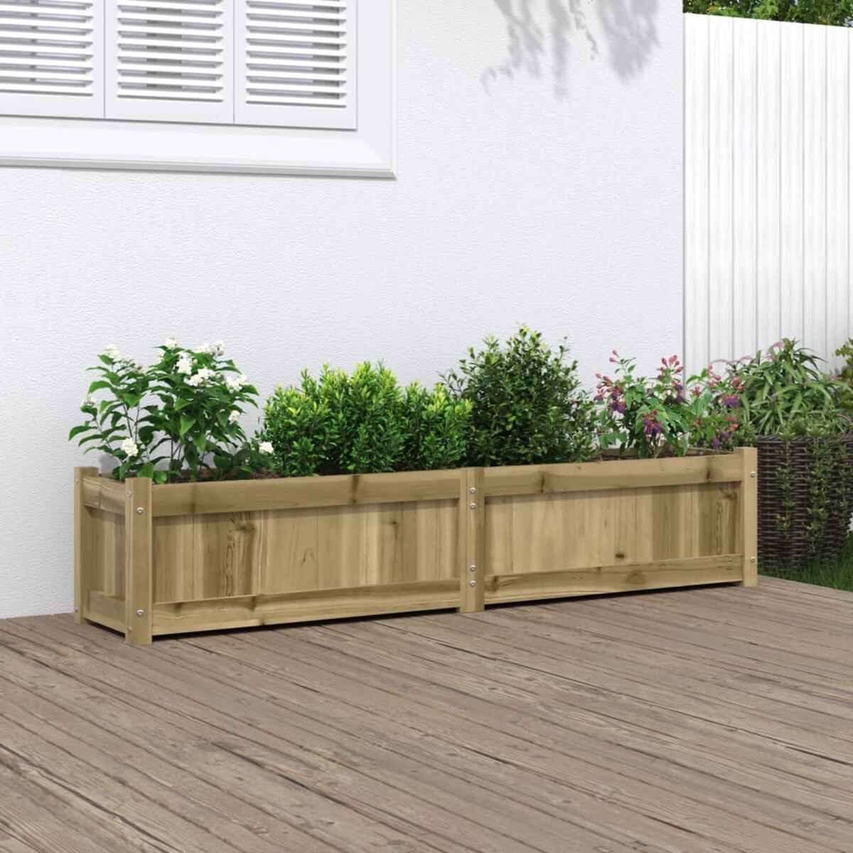 Holzpflanzgefäße mit Pflanzen auf einem Holzdeck, weißer Wand im Hintergrund.