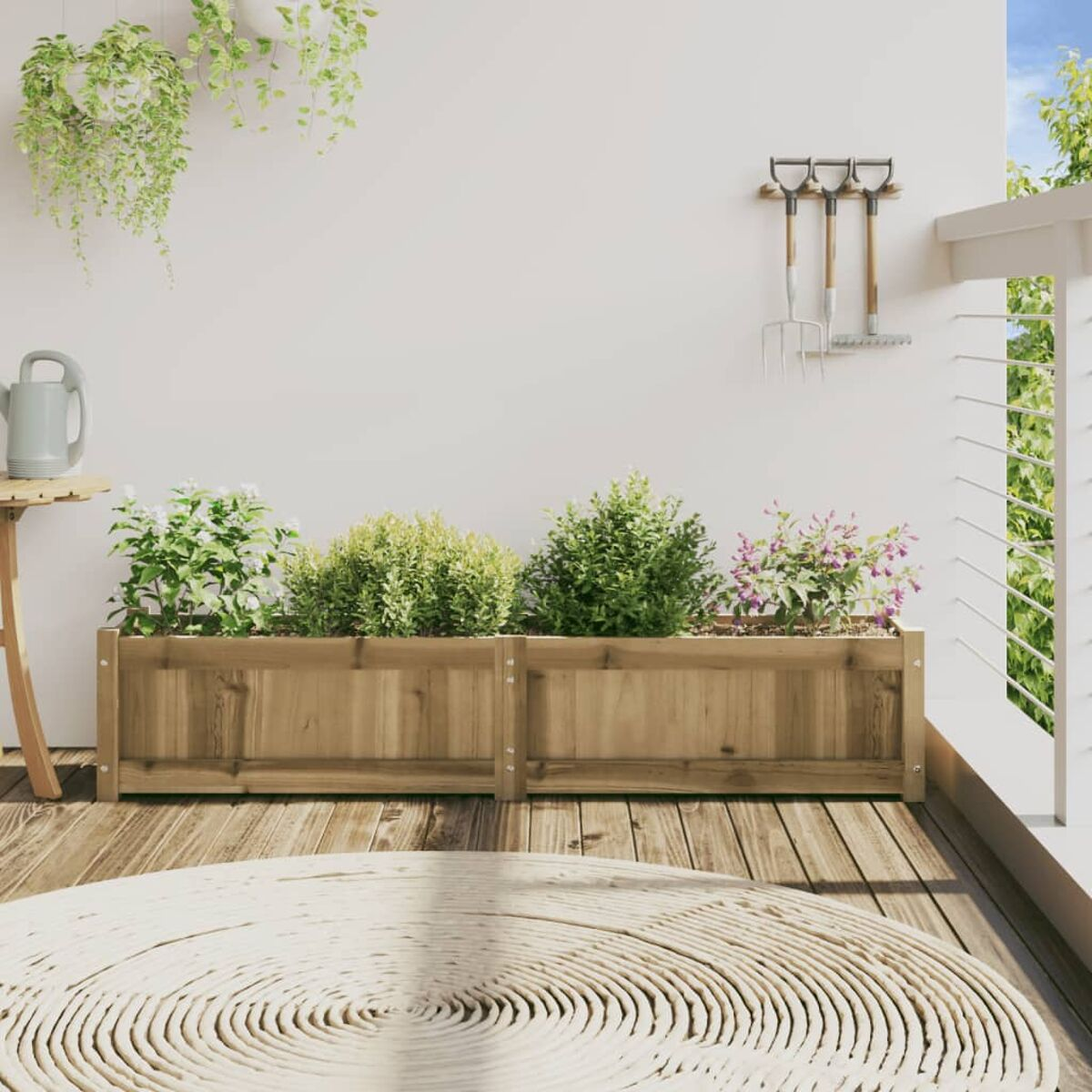 Zwei Holzpflanzkästen mit Pflanzen auf einer Terrasse. Werkzeuge hängen an der Wand, Pflanzen, Teppich.