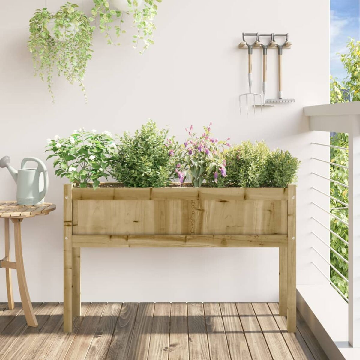 Holz-Pflanzkasten mit Pflanzen auf einem Deck, mit weißem Zaun und Bäumen im Hintergrund.