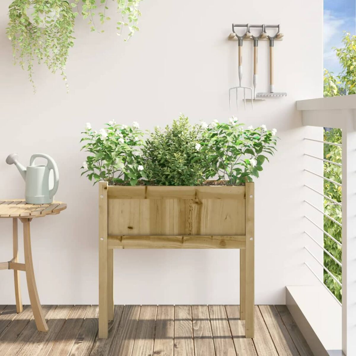 Eine hölzerne Pflanzkasten mit Pflanzen auf einer Terrasse. Eine Gießkanne und Gartengeräte sind in der Nähe.