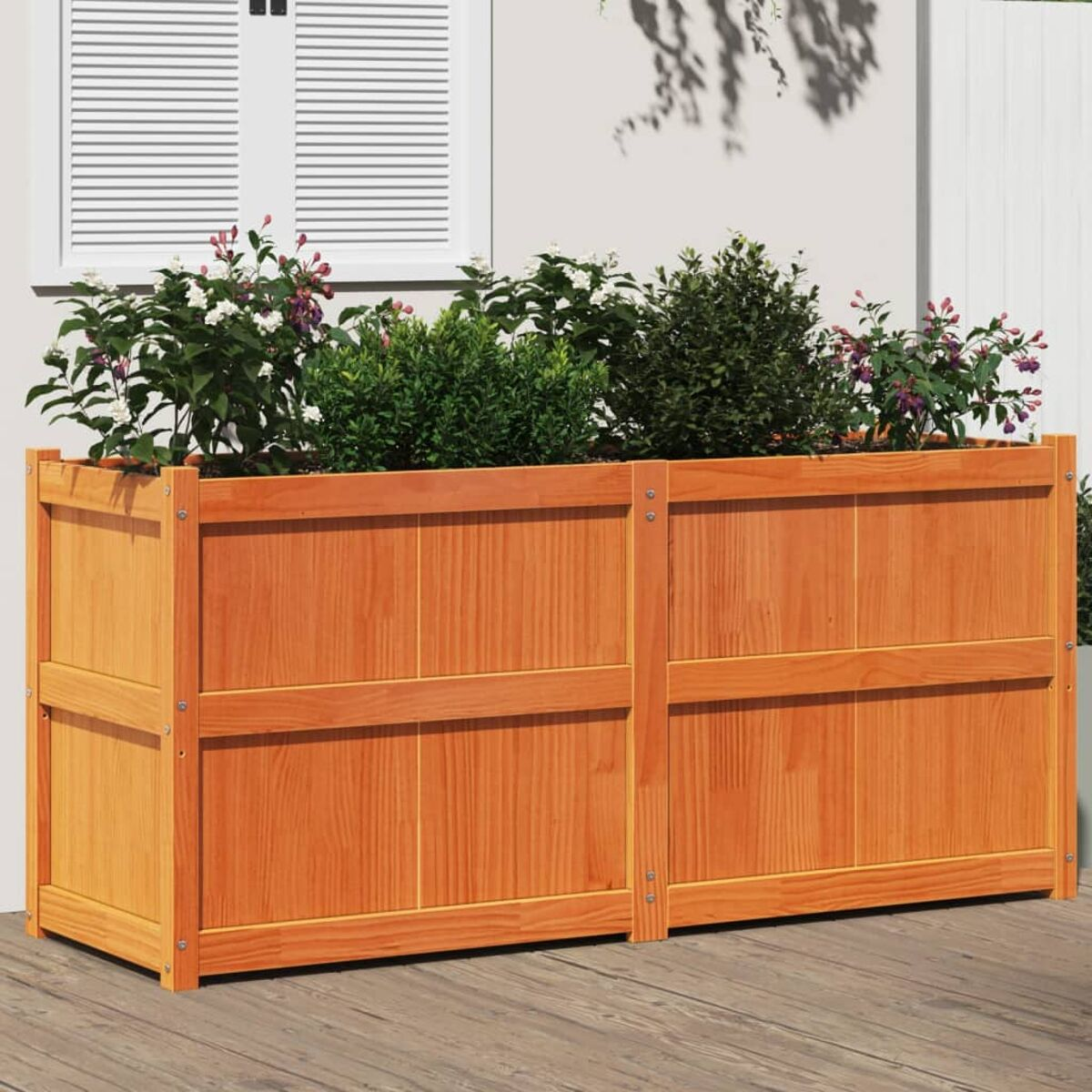 Zwei Holzpflanzkästen mit Blumen, vor einer weißen Wand mit Fenster.
