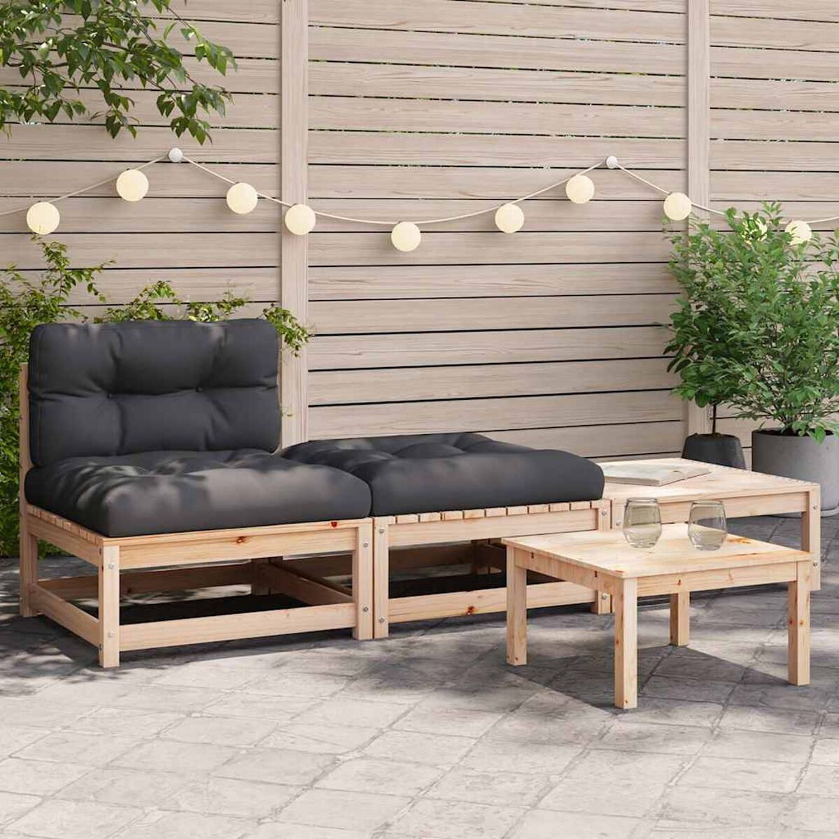 Holz-Outdoor-Sitzgruppe. Zwei Sitze mit grauen Kissen und zwei kleine Tische. Weißer Hintergrund.