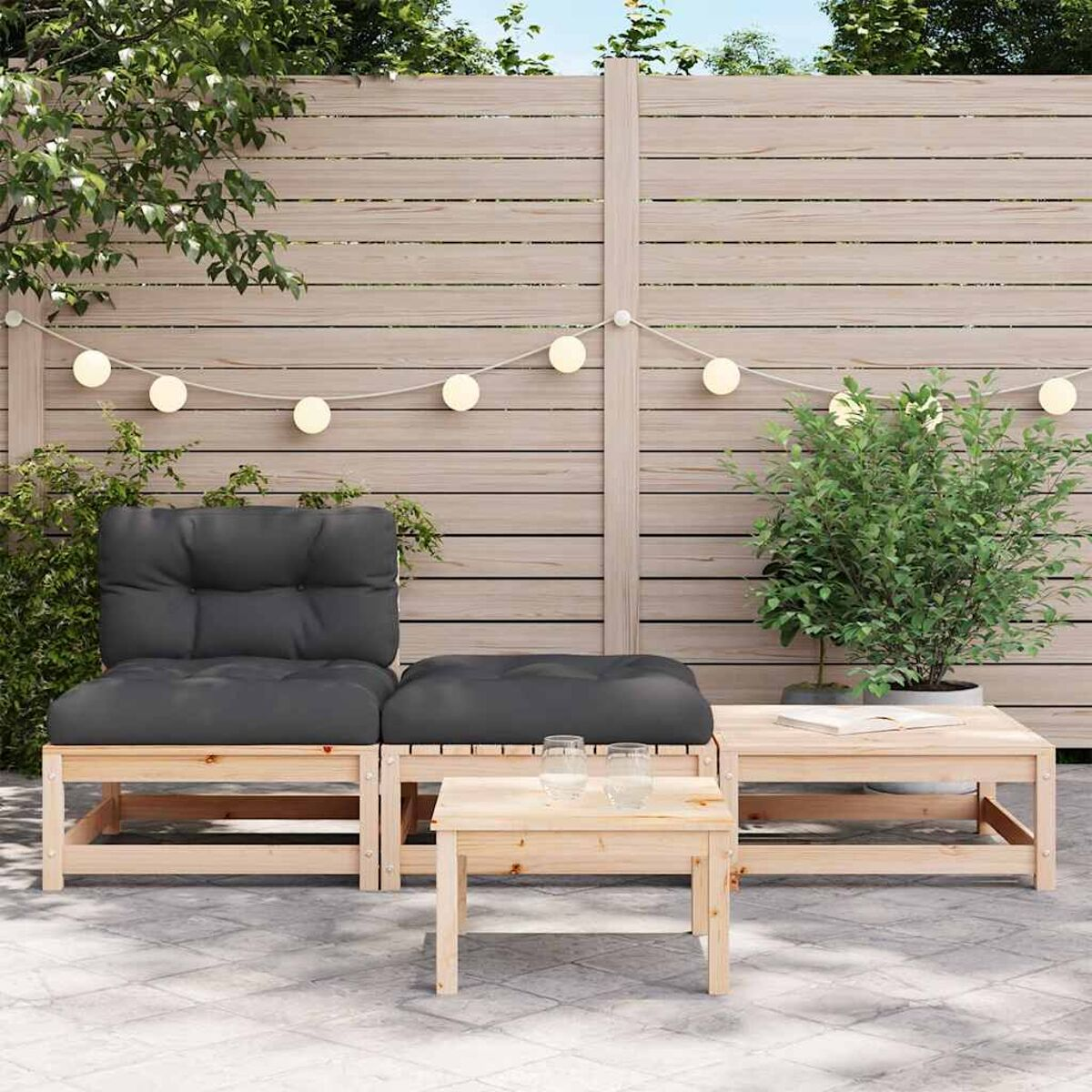Outdoor-Sitzgruppe, Holzrahmen mit grauen Kissen. Inklusive kleinem Tisch. Lichterketten oben.
