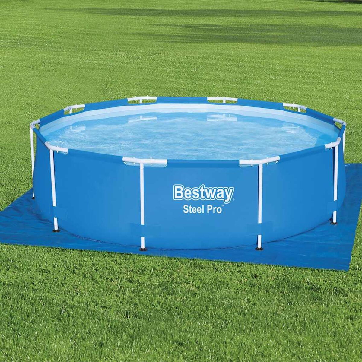 Oberirdischer blauer Pool mit weißem Rahmen und blauem Liner. Grünes Gras umgibt den Pool.