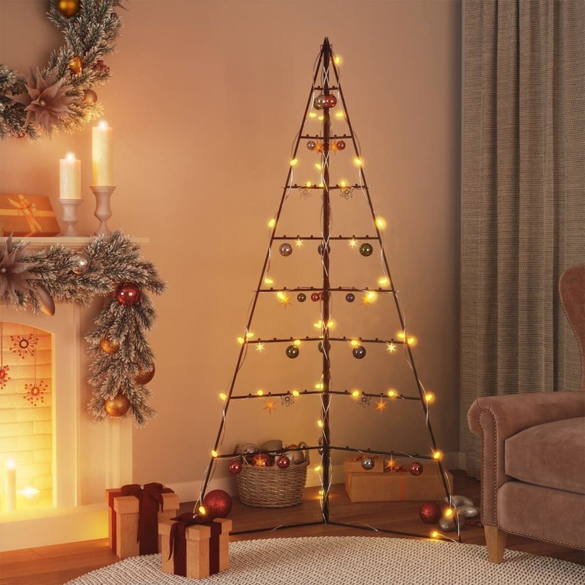 Weihnachtsbaum aus Metall mit Lichtern und Ornamenten. Geschenke und Kamin im Hintergrund. Gemütliche Szene.