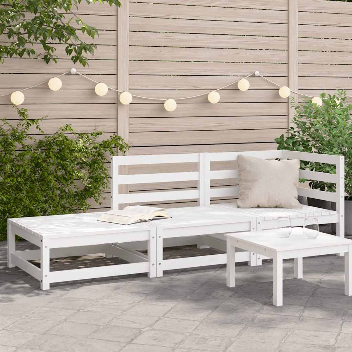 Weiße Holz-Outdoor-Sitzgruppe mit kleinem Tisch und einem Buch. Heller Hintergrund.