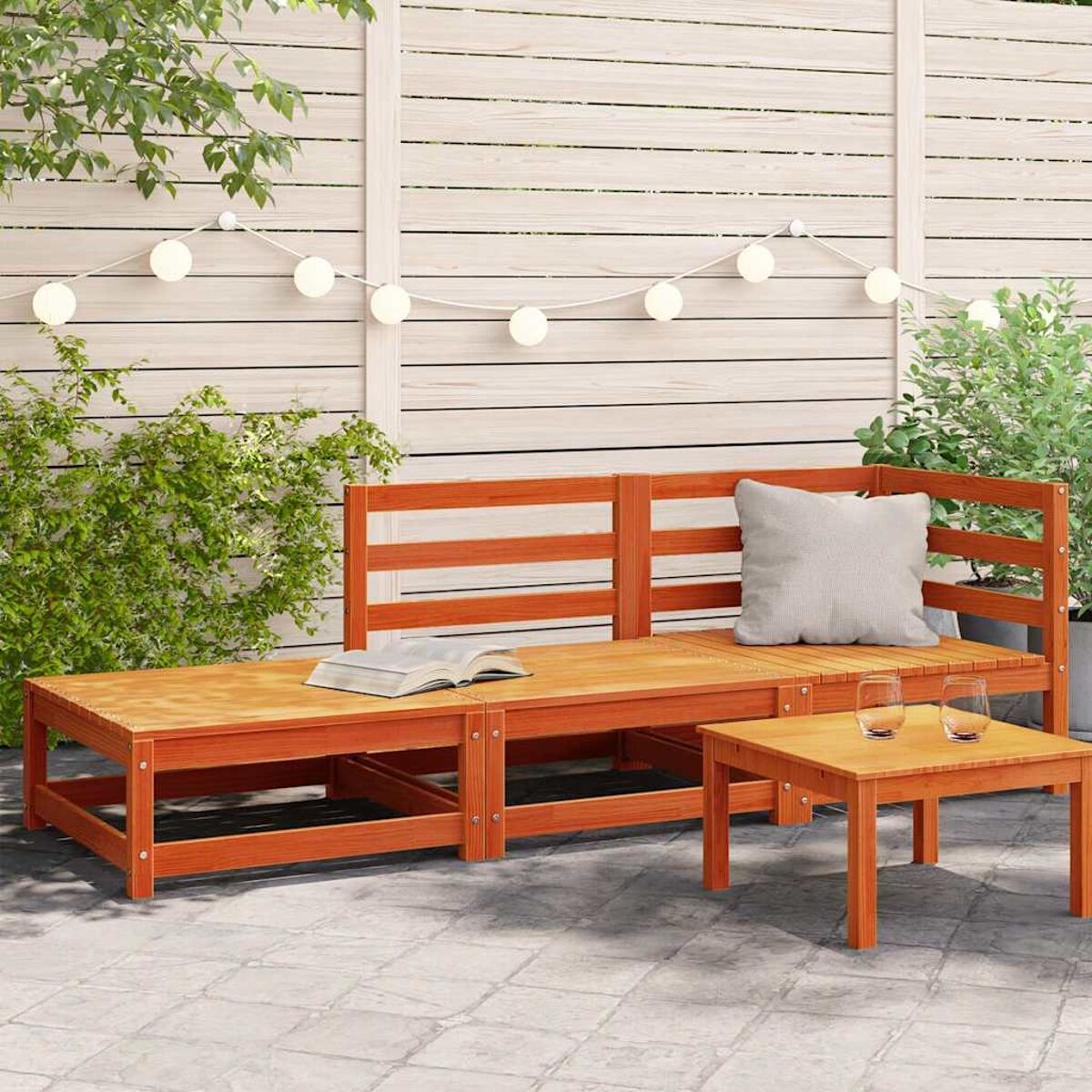 Gartenmöbel-Set aus Holz auf einer Terrasse. Enthält ein Sofa, einen Tisch und ein Kissen.