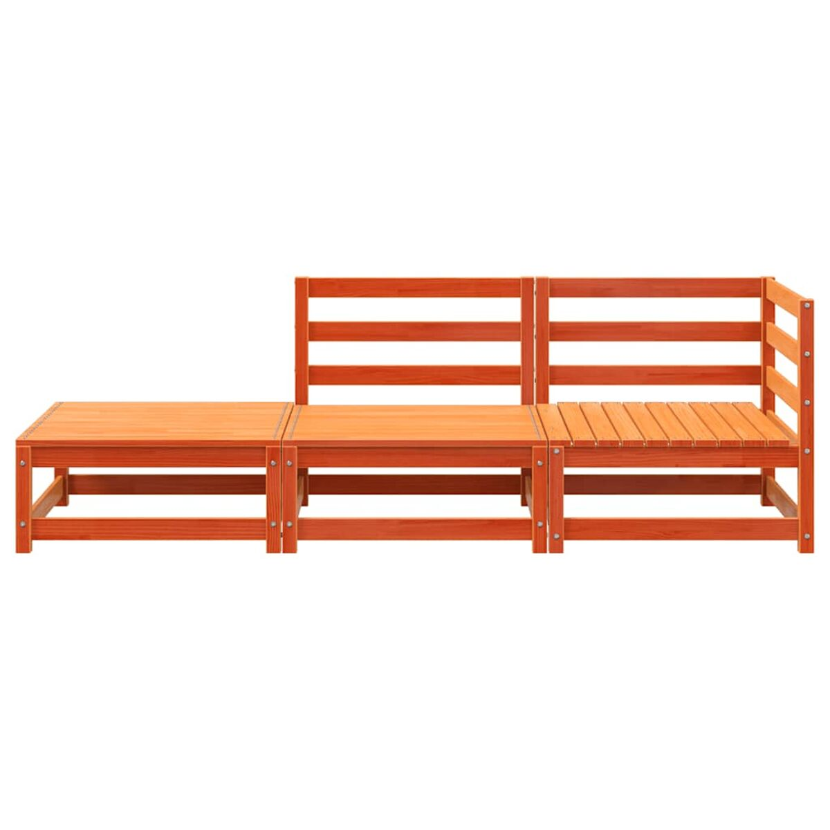 Ein Set aus Holz-Outdoormöbeln mit einem Tisch und zwei Bänken.