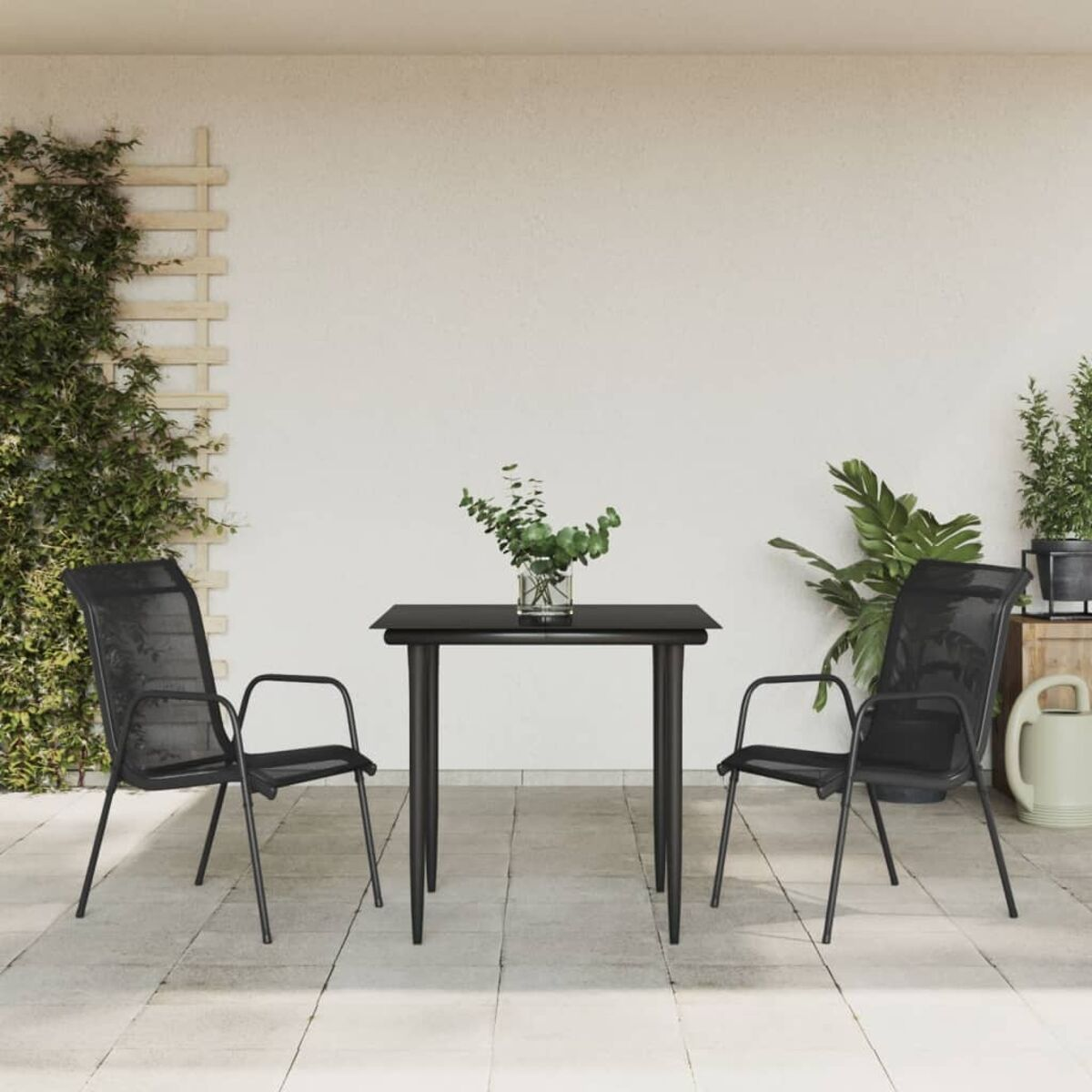 Terrassenset im Freien mit einem schwarzen Tisch und zwei Stühlen, in einem weißen Raum.