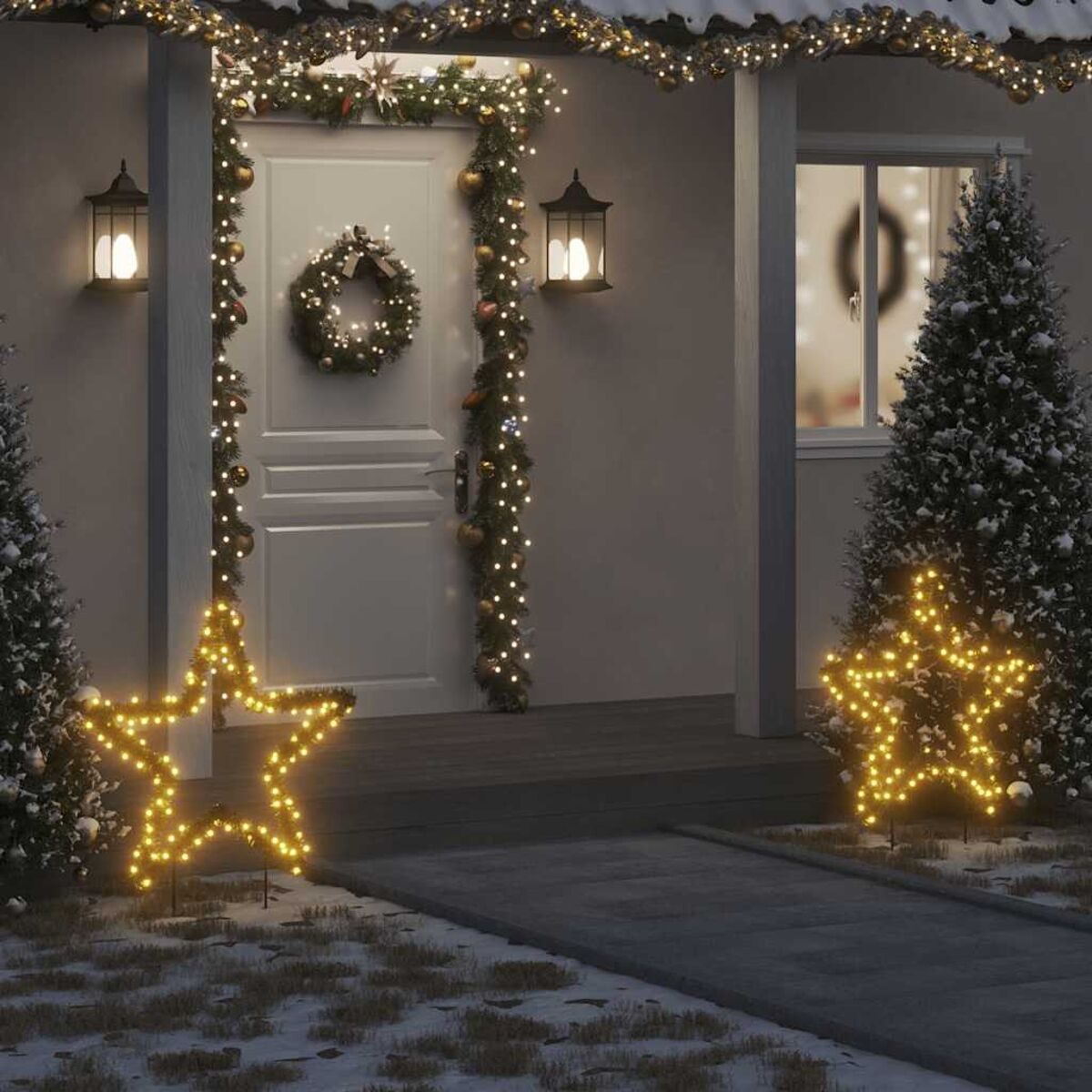 Eine dekorierte Veranda mit sternförmigen Lichtern und Weihnachtsdekorationen.