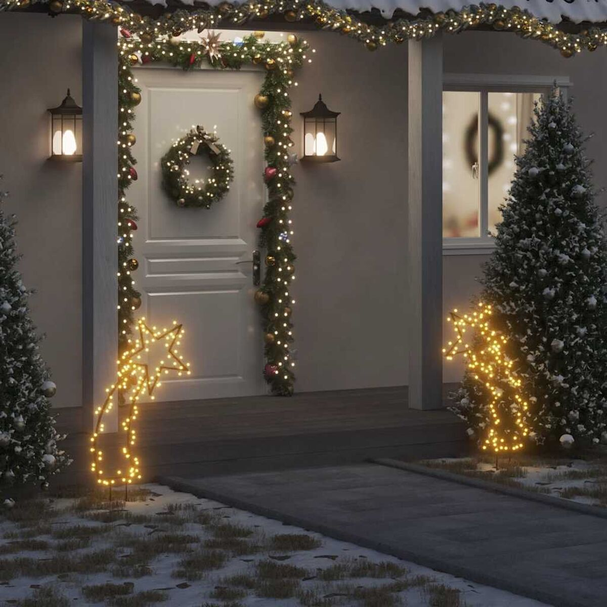 Weihnachtsdekoration mit Lichtern an einer weißen Tür, Bäumen und sternförmigen Lichtern. Die Szene ist festlich und hell.