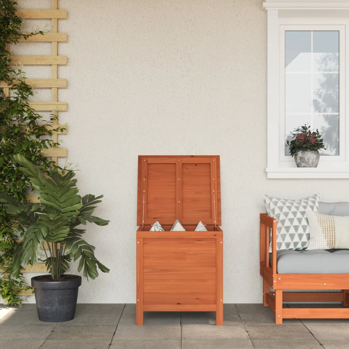 Holz-Truhe mit offenem Deckel, Pflanzen und einer Bank auf einer Terrasse.