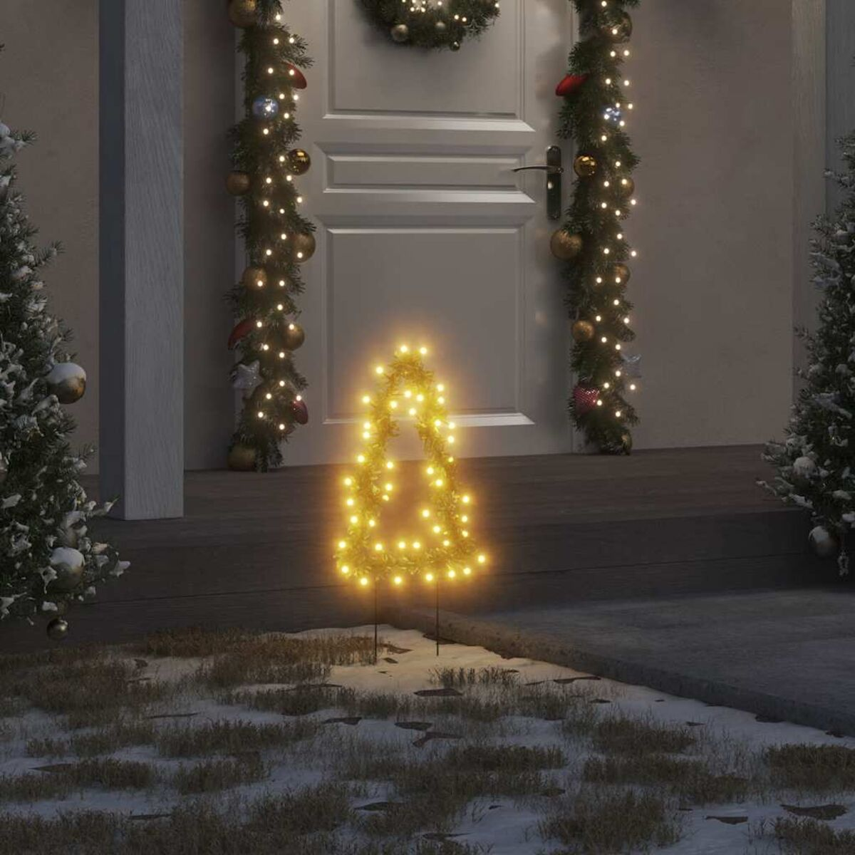 Weihnachtsbaumlichter auf einer Veranda. Girlande und Kranz. Nachtszene. Dunkler Hintergrund.