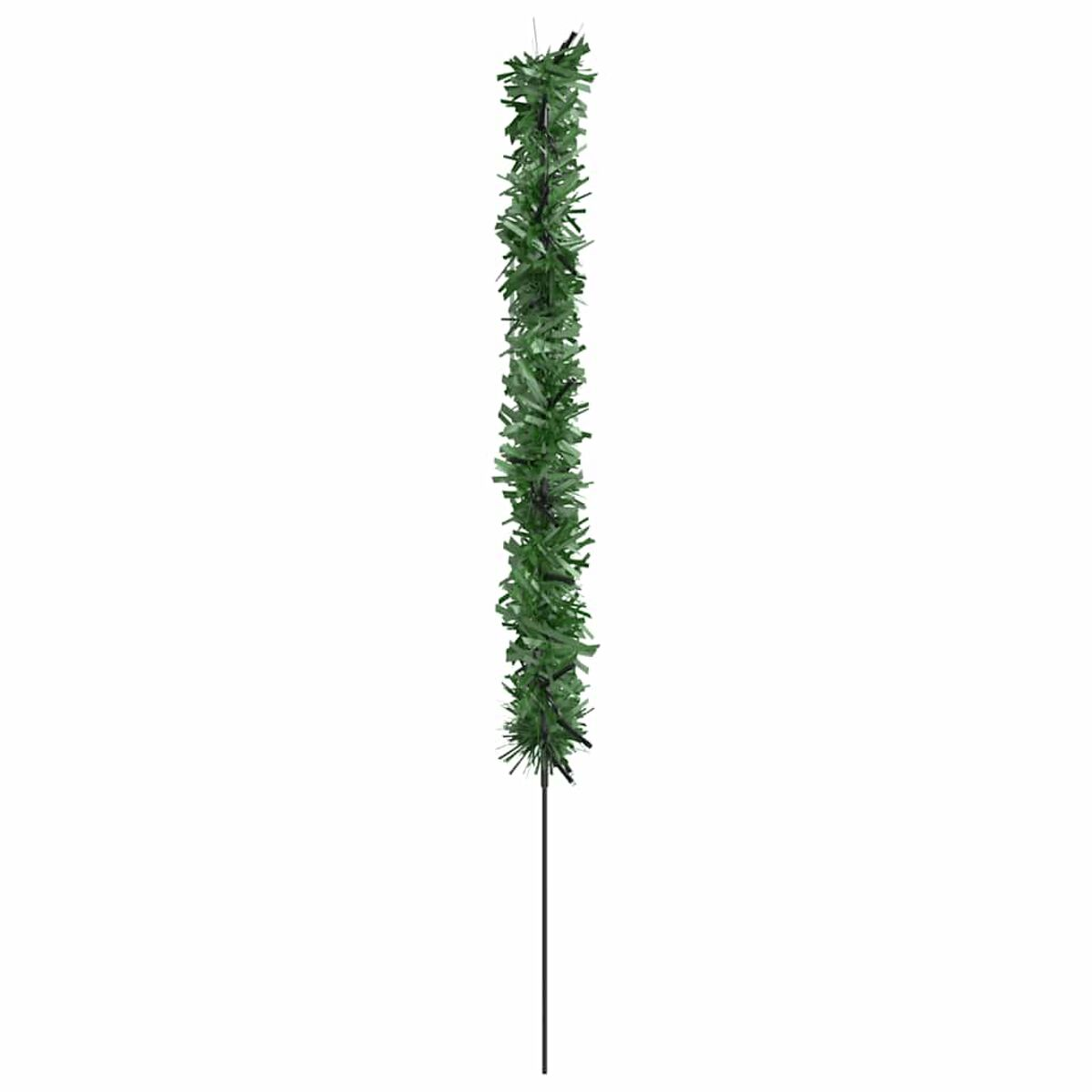 Eine hohe grüne Girlande an einem schwarzen Metallpfahl. Es ist eine Weihnachtsdekoration.