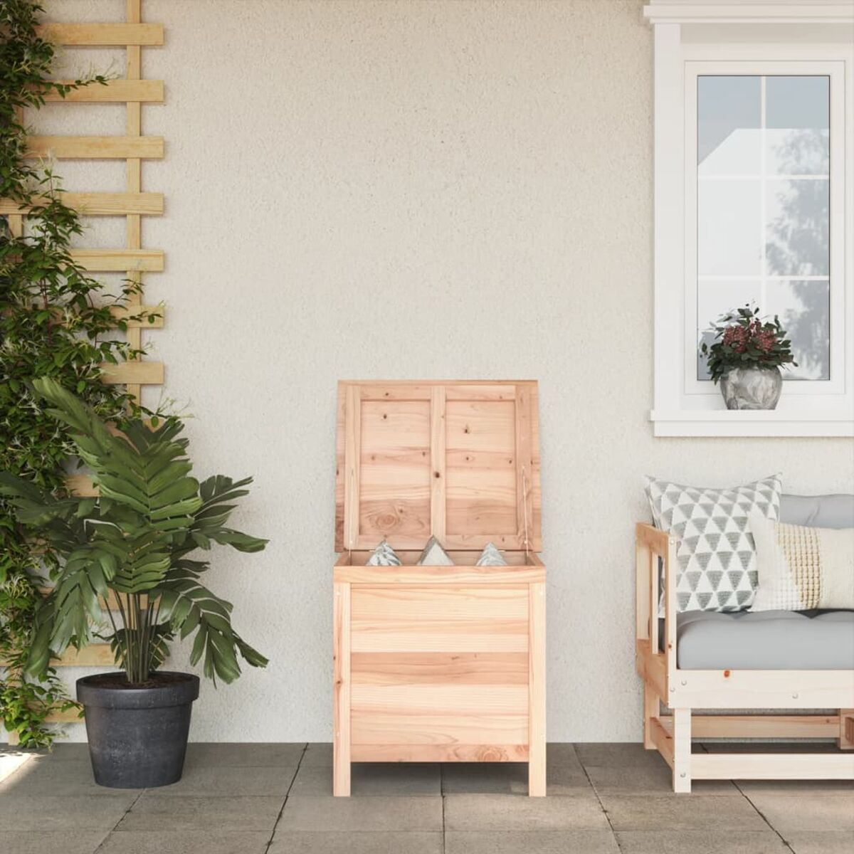 Ein Holzschrank mit offenem Deckel, neben einem Fenster und einer Pflanze.
