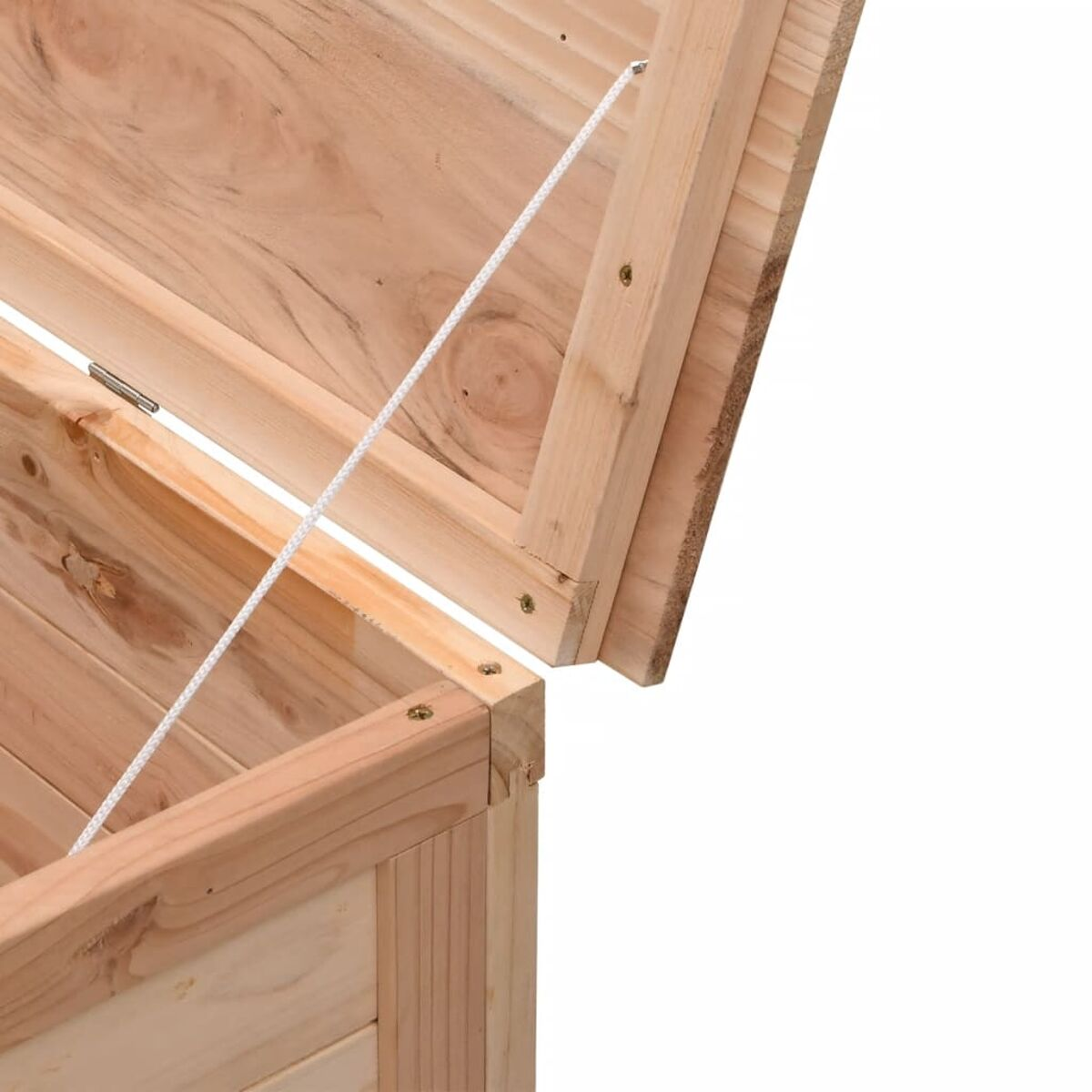 Eine offene Holzaufbewahrungsbox mit einem Seil, um den Deckel offen zu halten.