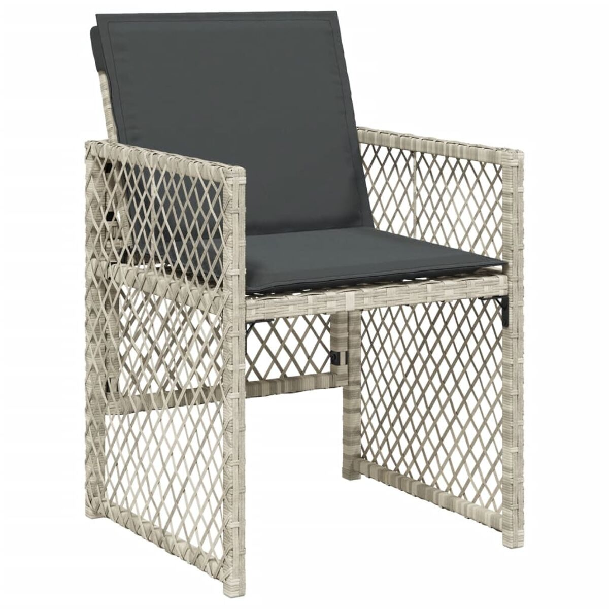 Sedia in rattan crema e grigio con cuscino grigio scuro.