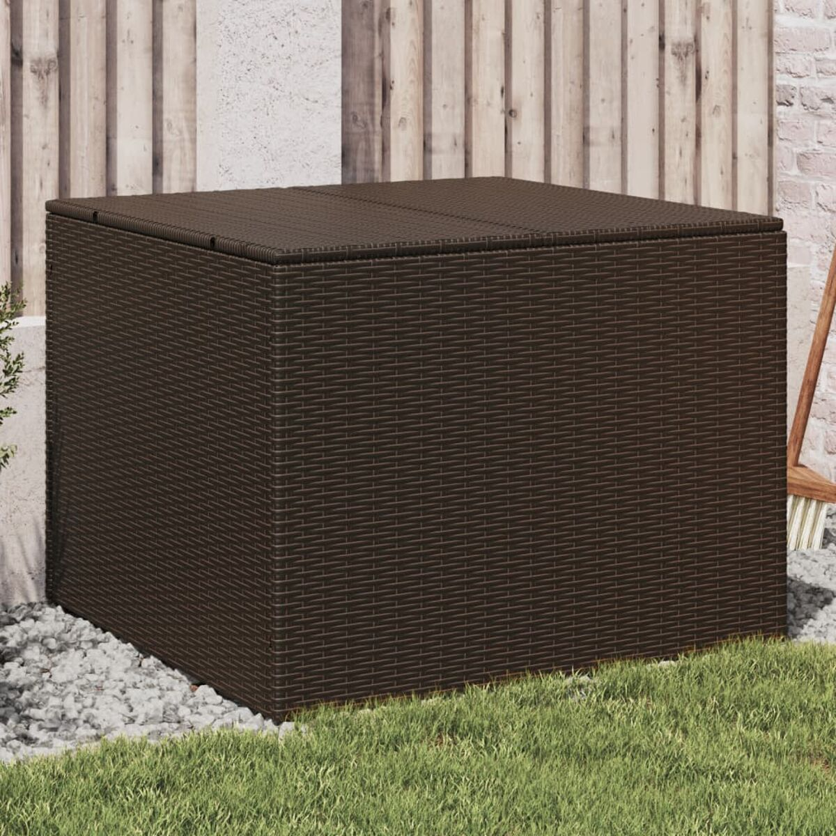 Eine braune Aufbewahrungsbox auf Kieselsteinen und Gras. Sie besteht aus gewebtem Material.