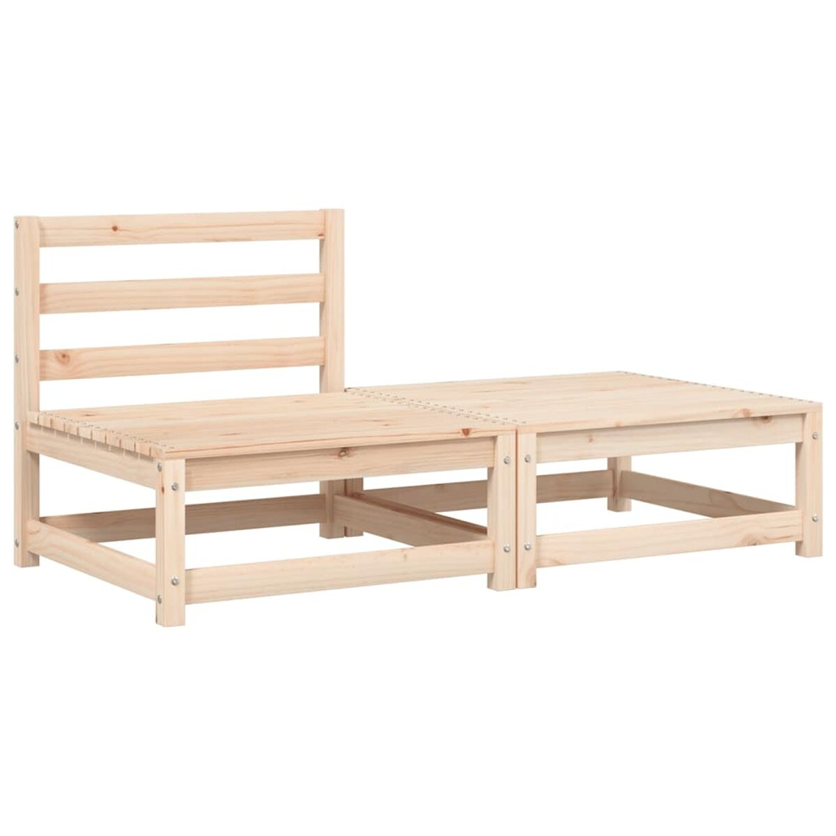 Holz-Sitzgruppe für den Au ßenbereich auf weißem Hintergrund. Es ist leer.