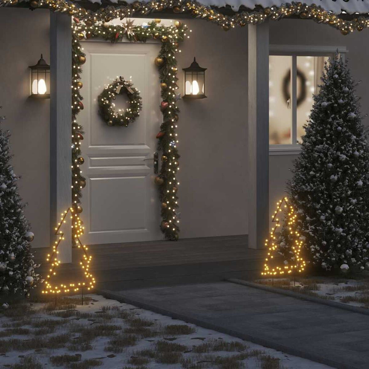 Ein Hauseingang, der mit Weihnachtsbeleuchtung, Kränzen und beleuchteten baumförmigen Displays geschmückt ist.